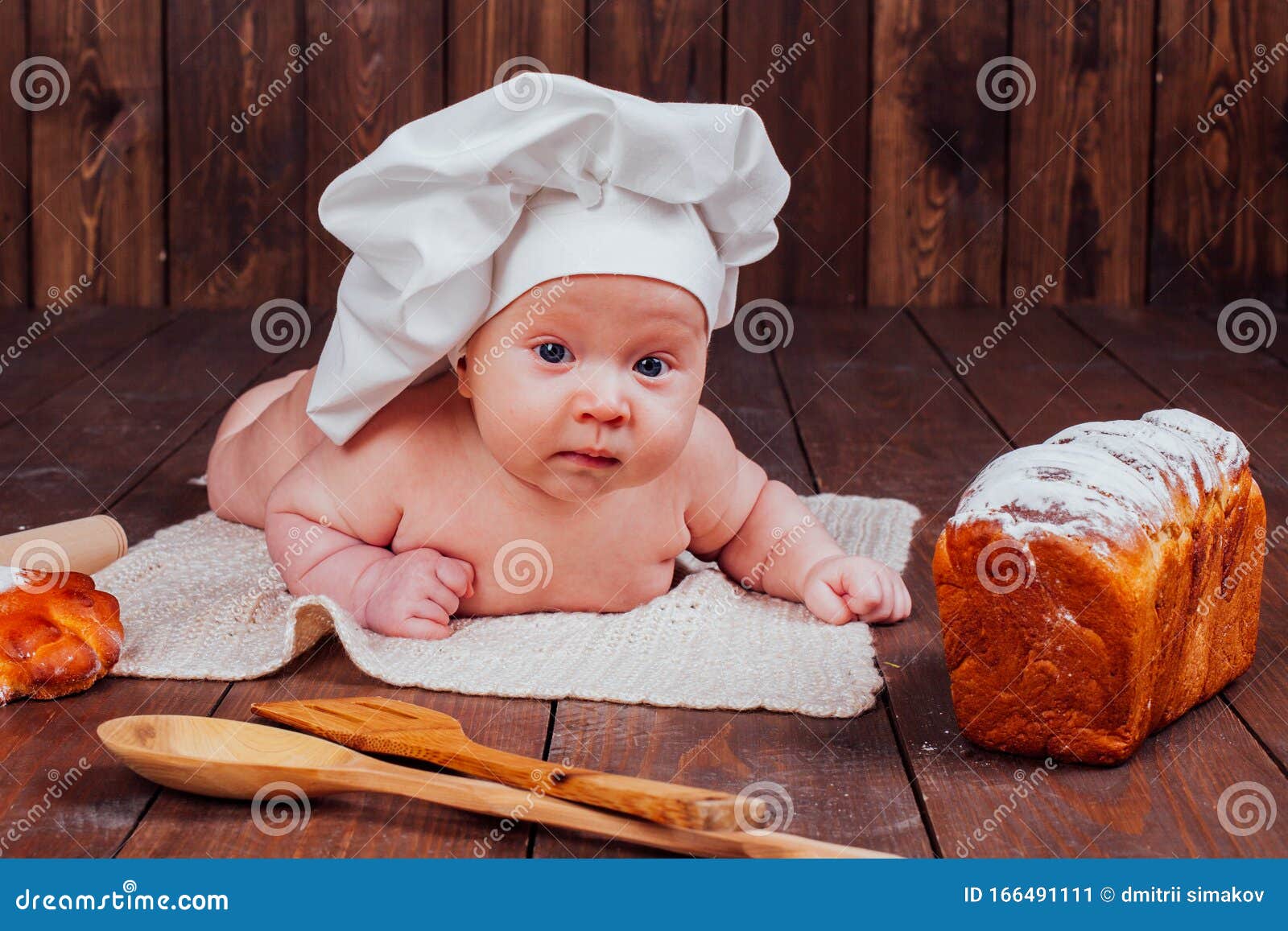 Baby Cook Yace Sobre La Harina De Pan De Mesa Imagen de archivo - Imagen de  manos, bebé: 166491111