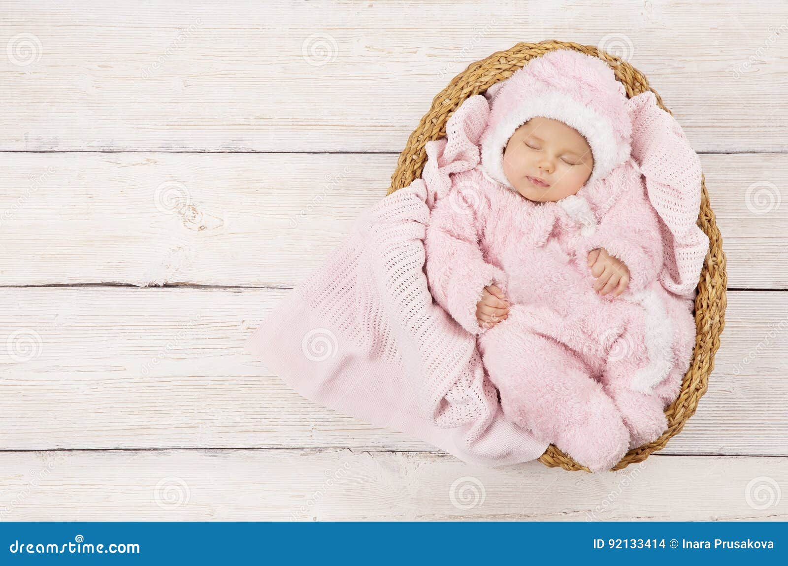 Baby Das Neugeborener Kinderschlaf In Der Rosa Kleidung Neugeboren Schlaft Stockfoto Bild Von Kleidung Neugeboren