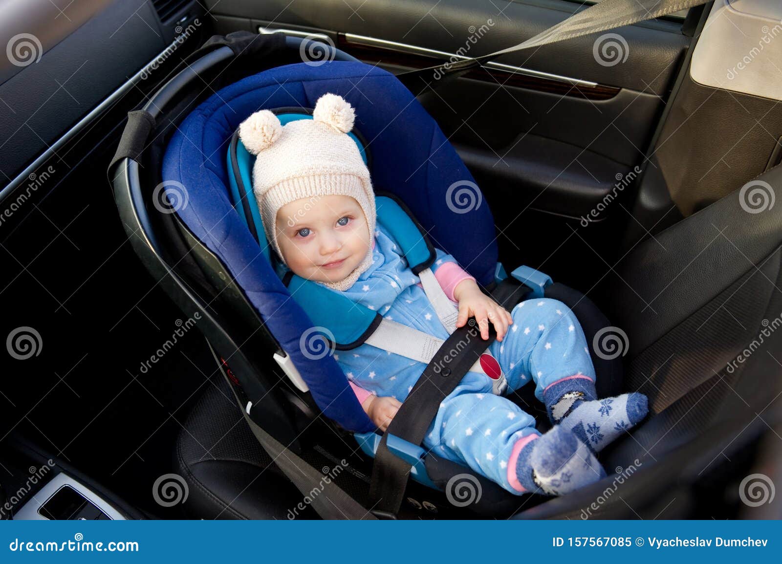 weg revolutie Inwoner Baby Dat in Een Autostoel Zit, Bovenaanzicht Stock Afbeelding - Image of  baby, klein: 157567085
