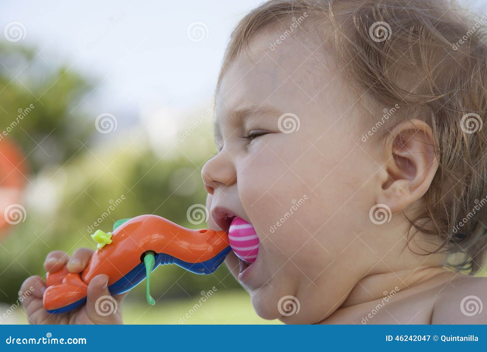 Weggooien Besmettelijke ziekte paar Baby Die Plastic Stuk Speelgoed Eten Stock Afbeelding - Image of bijten,  dochter: 46242047
