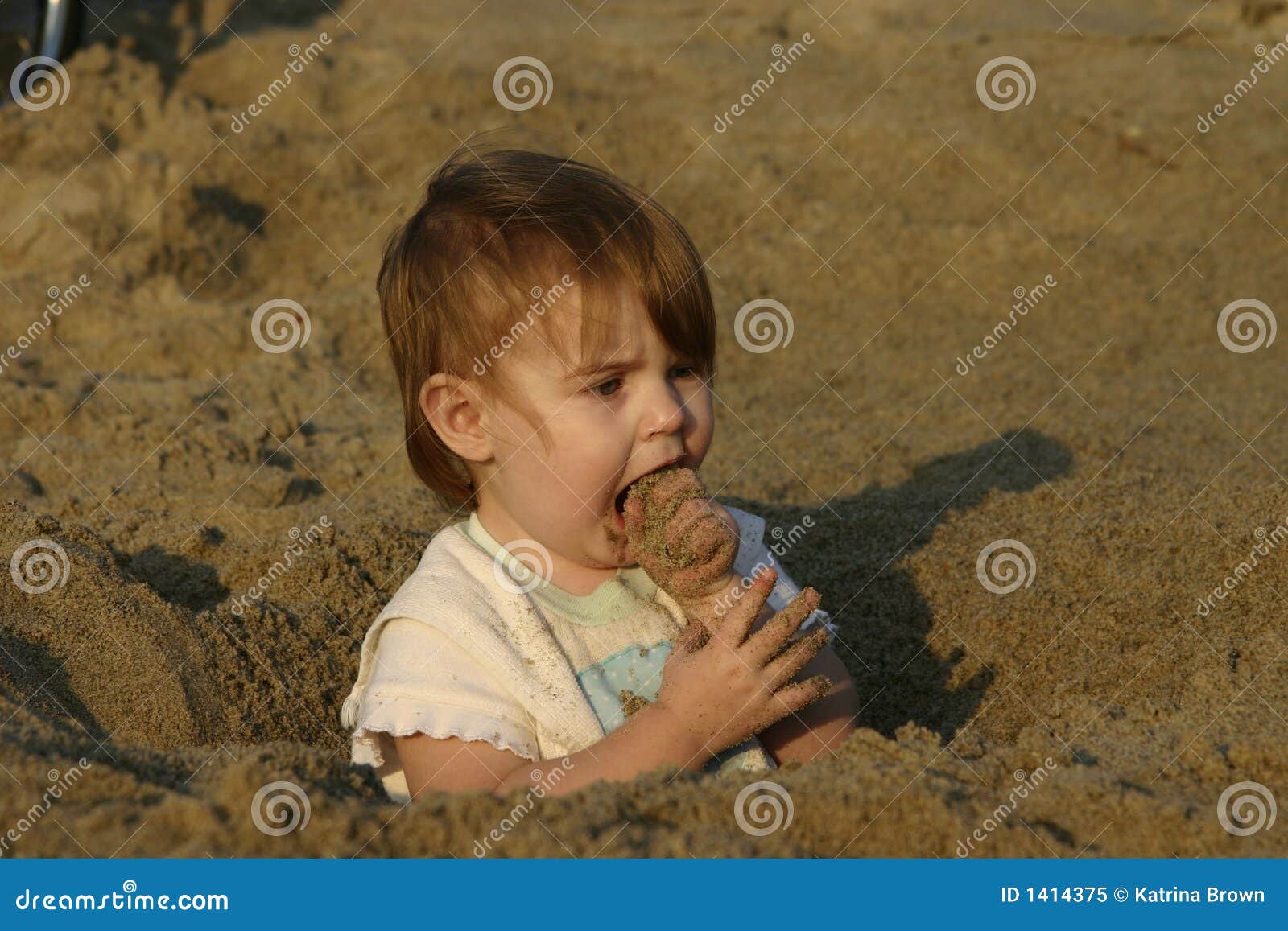 baby-eating-sand-1414375.jpg