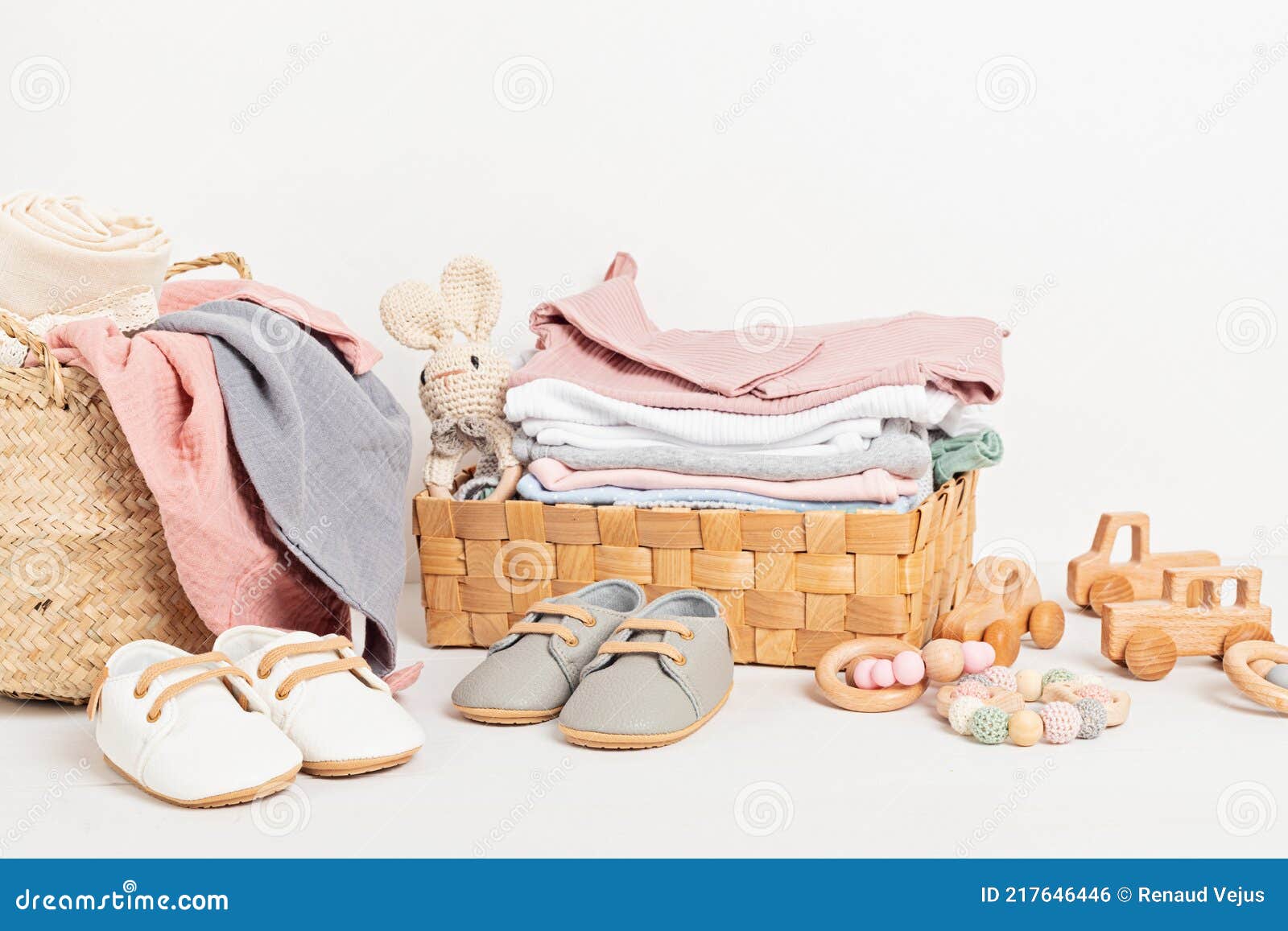 Respectievelijk Bestrooi Lift Baby - En Kinderkleding in Doos. Tweedehands Kleding. Donatie Via  Circulaire Mode Stock Foto - Image of geef, recycleer: 217646446