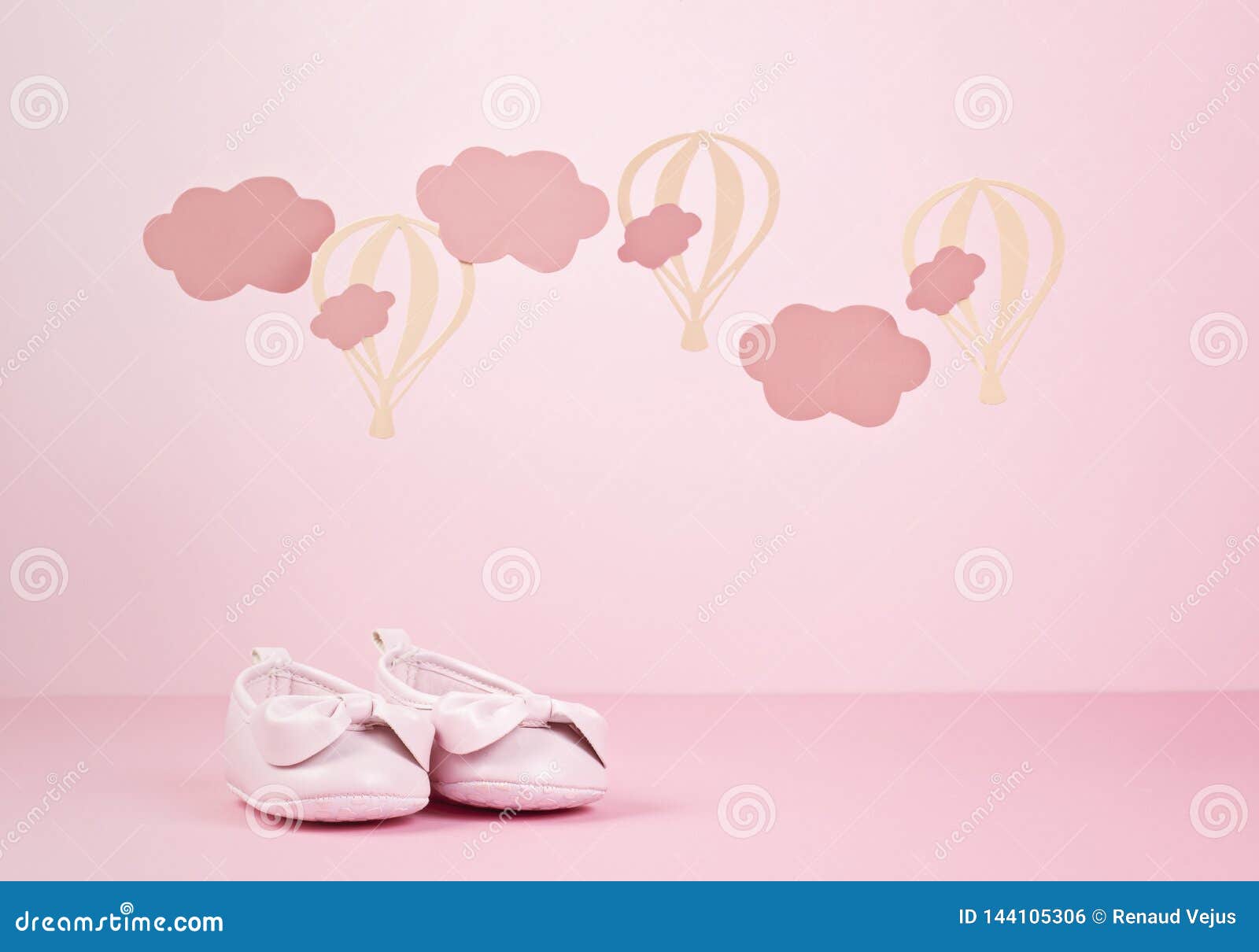 Bức ảnh về giày cho bé gái màu hồng dễ thương chắc chắn sẽ khiến những cô công chúa nhỏ của bạn phải mê mẩn. Sự kết hợp giữa màu hồng dịu dàng và kiểu dáng sang trọng sẽ khiến cho bất kỳ cô bé nào cũng muốn sở hữu. Hãy nhanh tay click vào ảnh để khám phá thêm những sản phẩm giày adorable cho bé nhà bạn nhé!