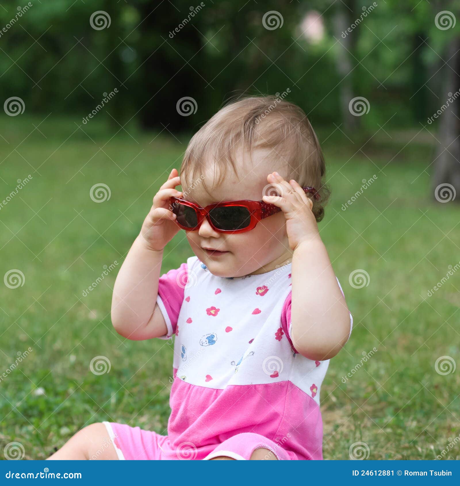 Baby girl with sunglasses stock image. Image of look 24612881