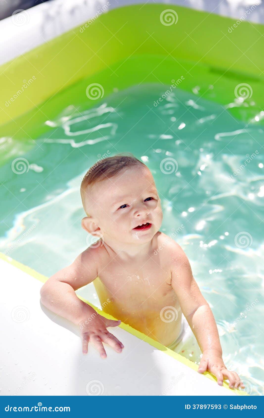 Baby im Pool stockbild. Bild von nahaufnahme, porträt 37897593