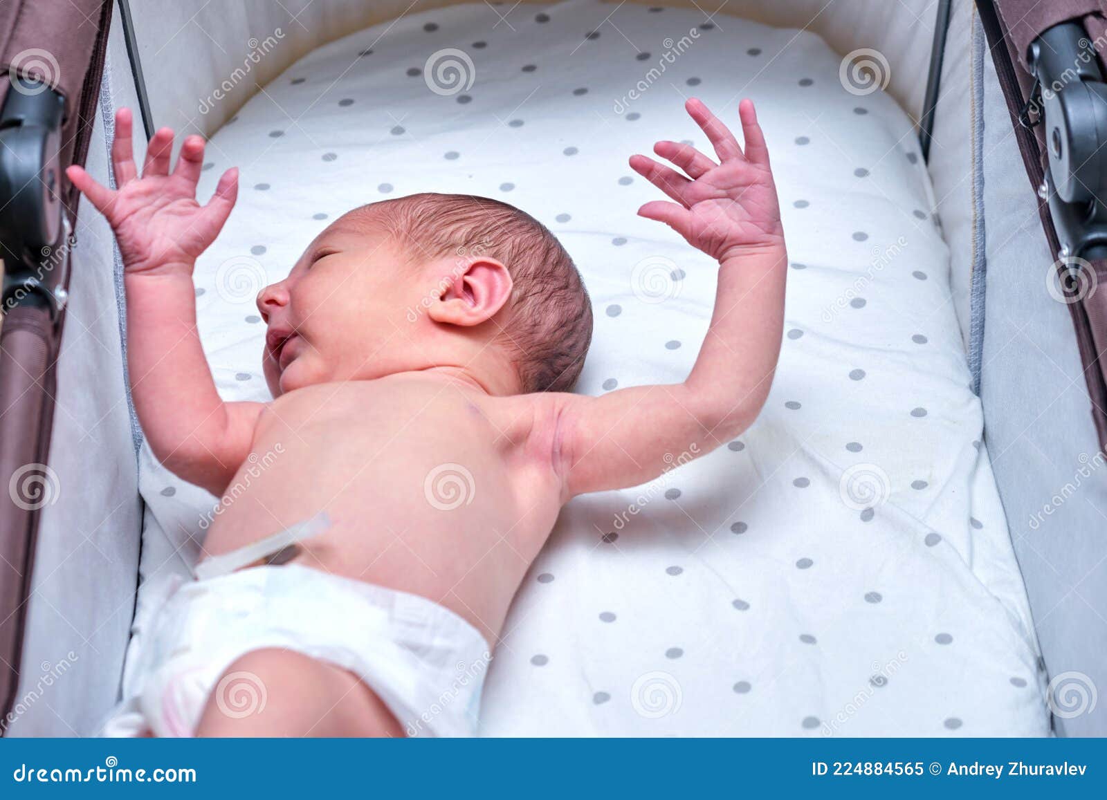 Baby Jongen in Een Koets Op Een Blauwe Achtergrond. Een Naakt Kind Slechts De Luiers in Een Studio is Neergeschoten in Afbeelding - Image of geïsoleerd, zorg: 224884565