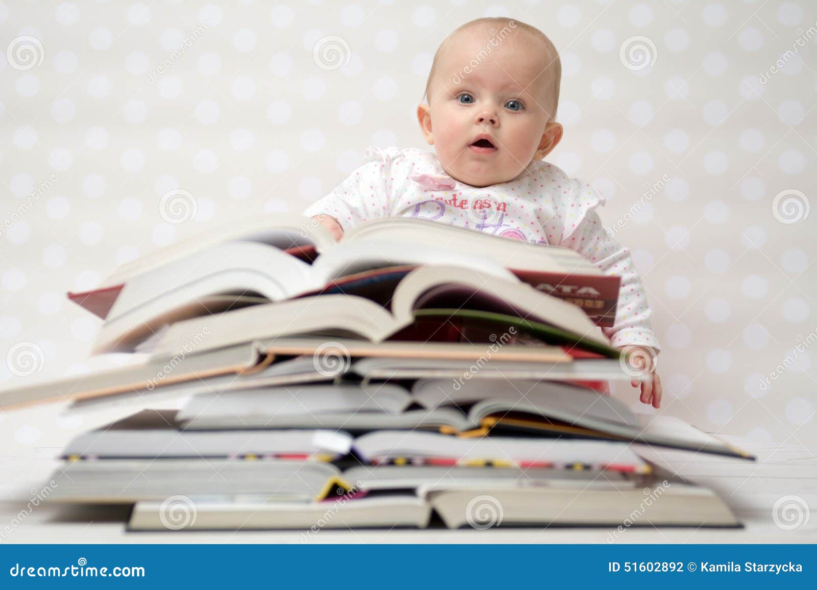 Leeg de prullenbak Ontvangende machine opwinding Baby met stapel van boeken stock foto. Image of intellect - 51602892