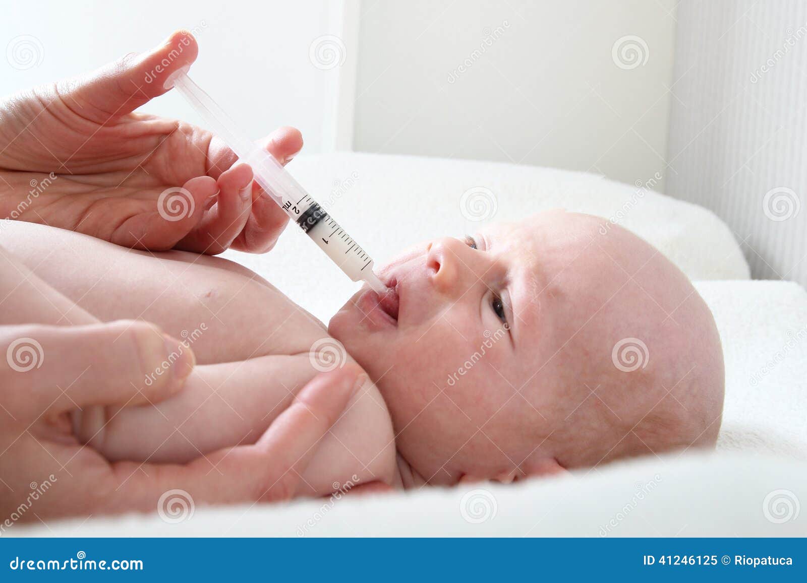 Baby Met Vitamine D of Vitaminek Spuit Stock Afbeelding Image of