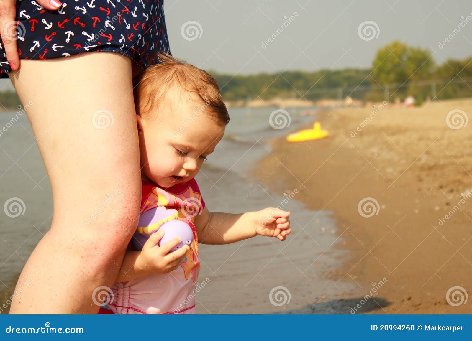 Мама ноги трусы. Держит ребенка за ногу на пляже. Ребенок между маминых ног. Ребенок за маминой юбкой. Ребёнок между бёдер.