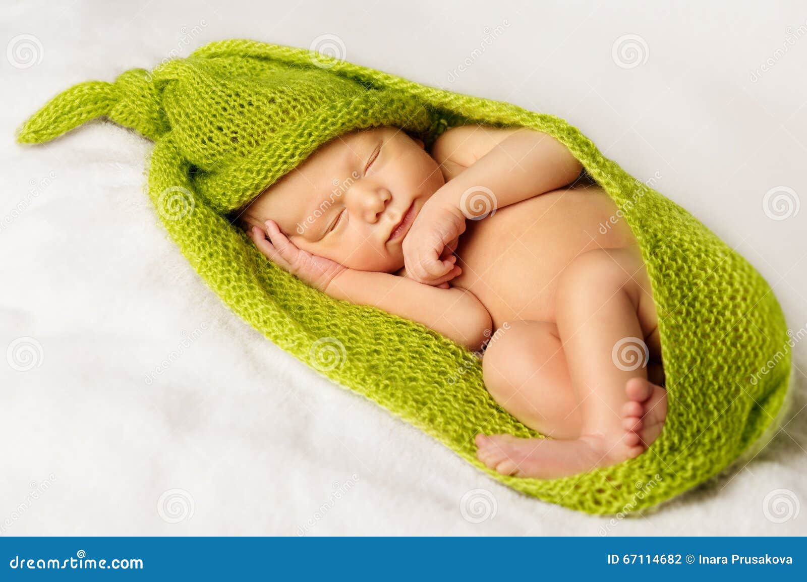 Vervallen De Alpen voetstappen Baby New Born Sleep, Sleeping Newborn Kid Wrapped in Green Stock Photo -  Image of knitted, covered: 67114682