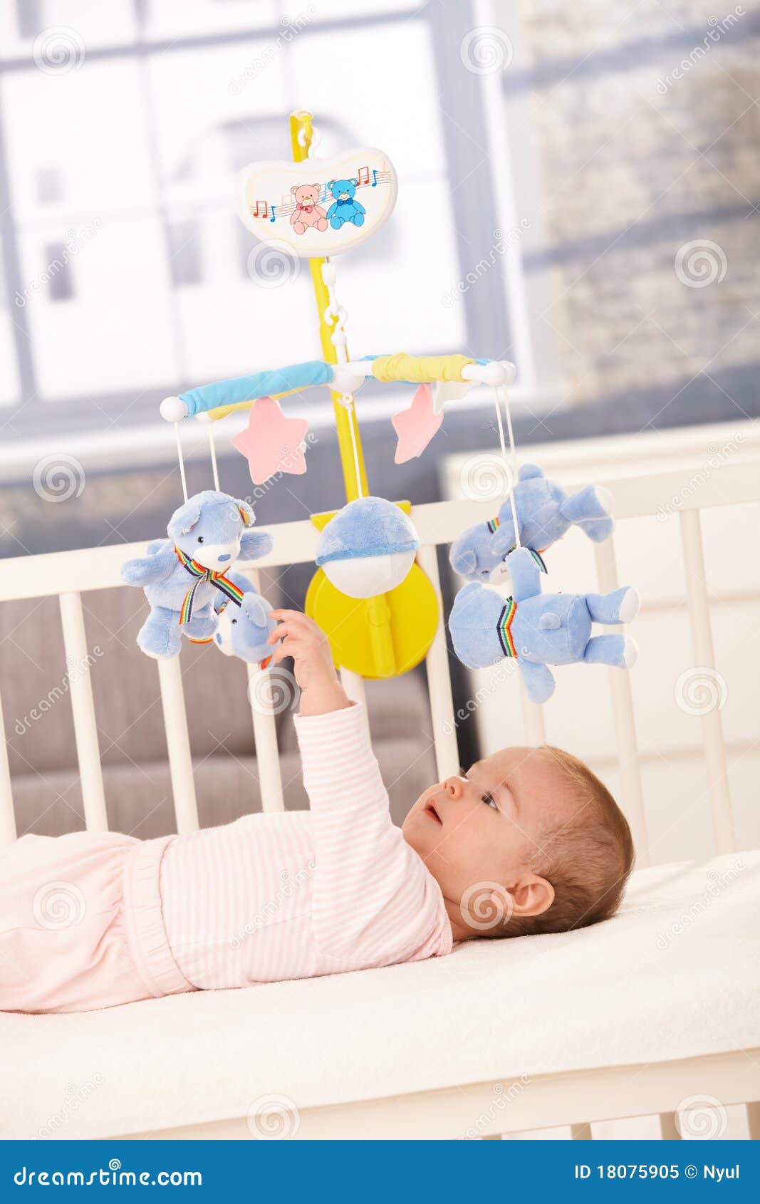 paraplu hebzuchtig uitlaat 103 Baby Reaching Mobile Stock Photos - Free & Royalty-Free Stock Photos  from Dreamstime