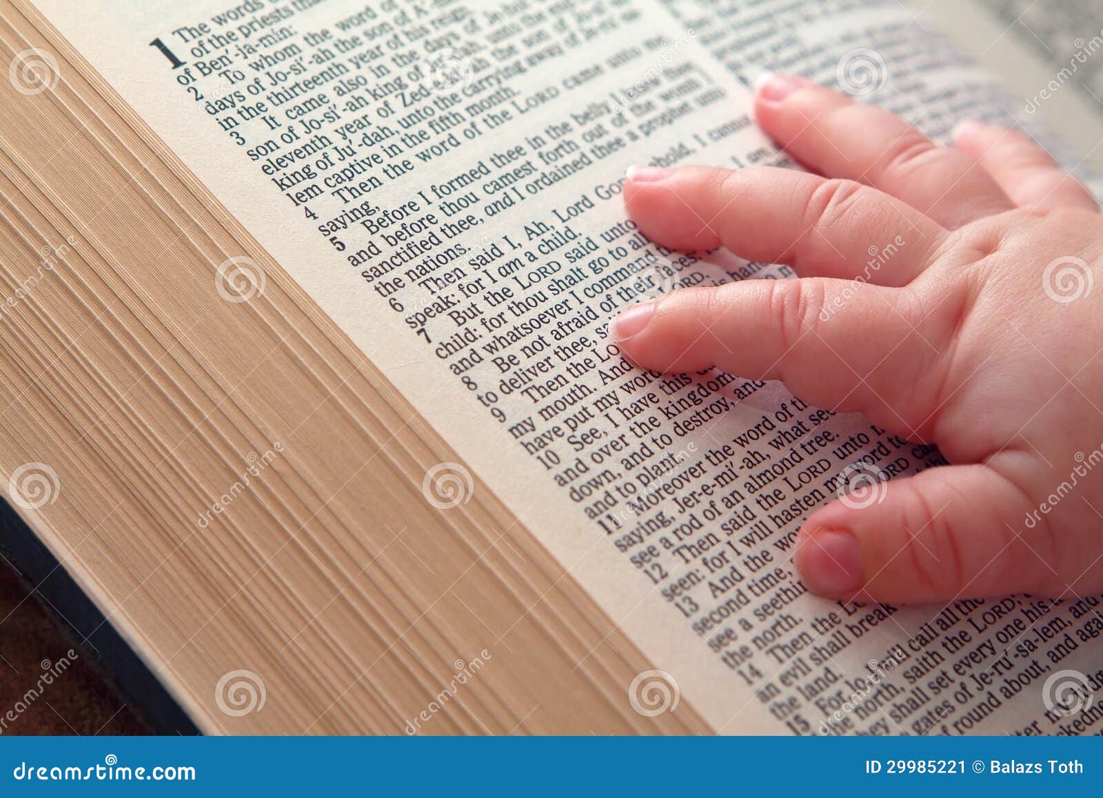 Behandla Som Ett Barn Racker Pa Oppen Bibel Fotografering For Bildbyraer Bild Av Kristen Kurs