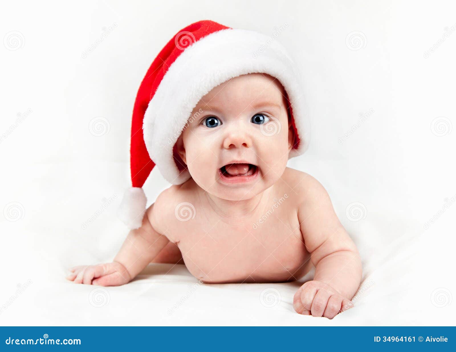 Glimlachende baby in rode Kerstmanhoed op witte achtergrond