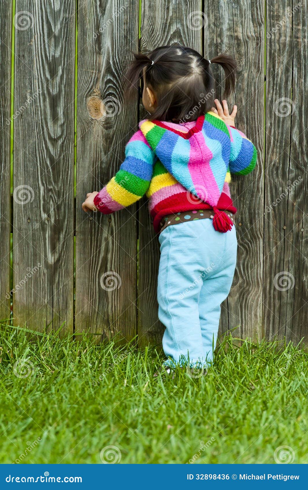 baby toddler peeping fence hole girl 32898436