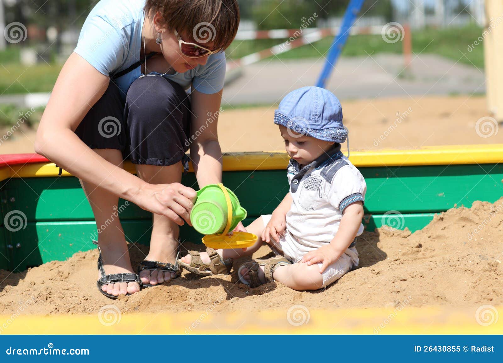 Baby und seine Mutter im Sandkasten. Baby und seine Mutter spielen im Sandkasten am Sommer