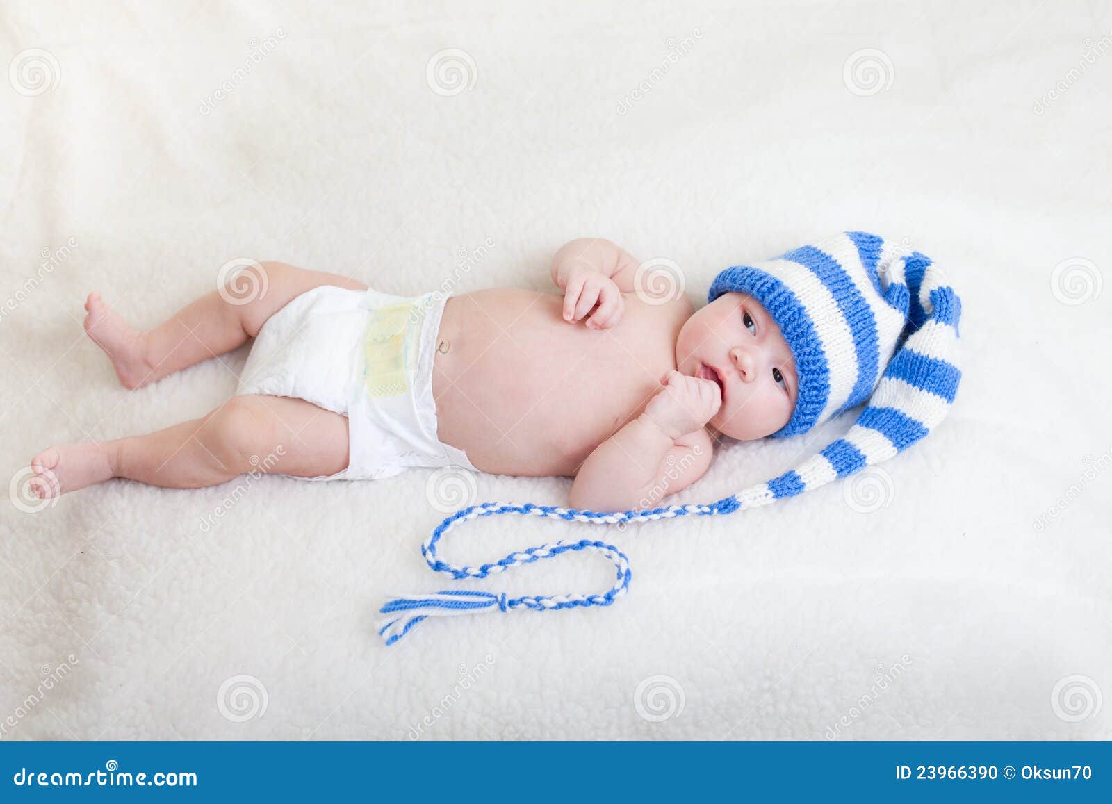 maagpijn wervelkolom Verouderd Baby Van De Zuigeling Kleedde Grappige Hoed Liggend Op Een Deken Stock Foto  - Image of één, leugen: 23966390