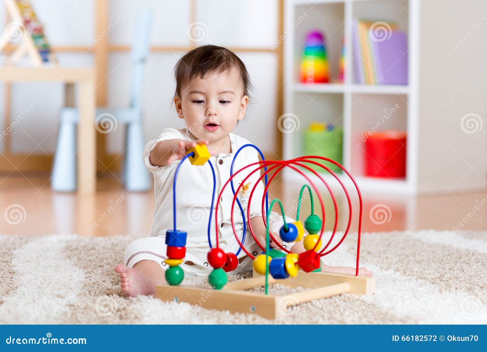 Babymeisje Het Spelen Met Onderwijsstuk Speelgoed in Kinderdagverblijf Stock Foto - of uitziend, kind: 66182572