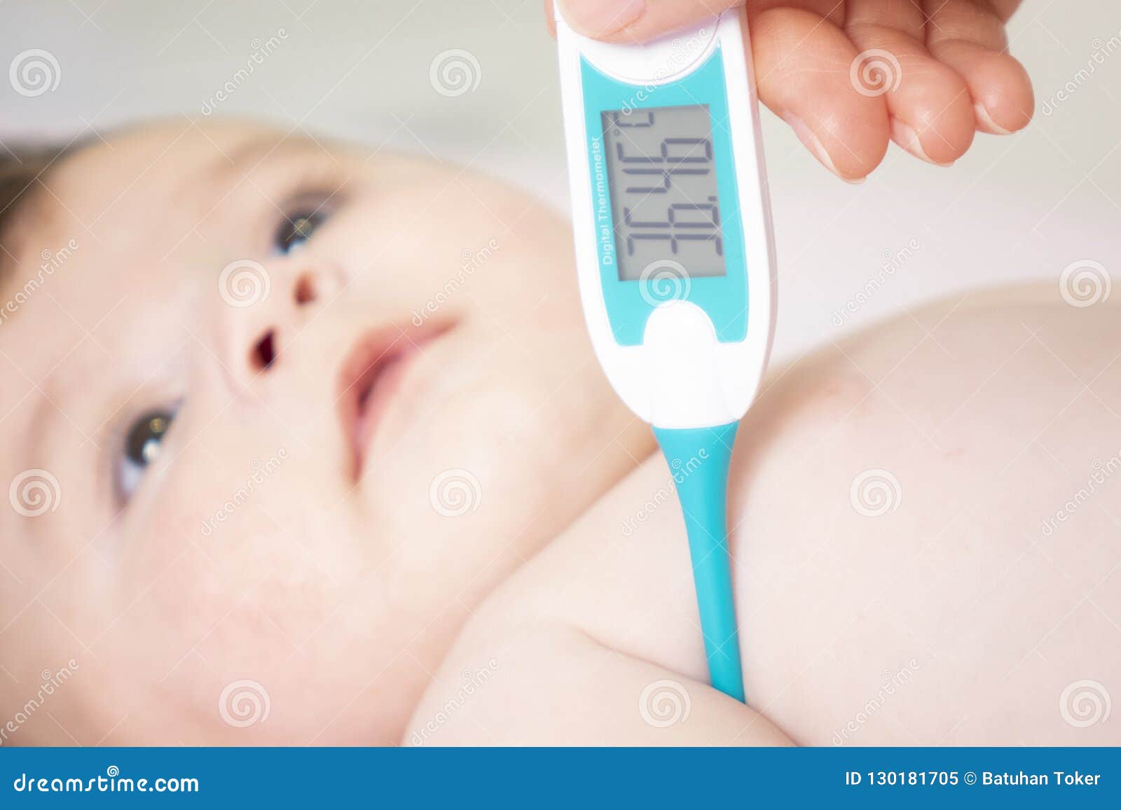 Huidige versterking Normaal Babyzieken Met Het Meten Van Elektrische Thermometer Zieke Kindkoorts Stock  Afbeelding - Image of medisch, achtergrond: 130181705