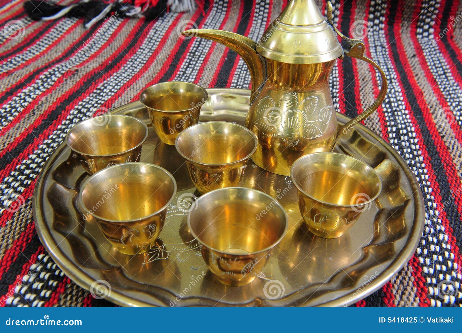 Bac Et Cuvettes Arabes De Coffe Image stock Image du conteneur