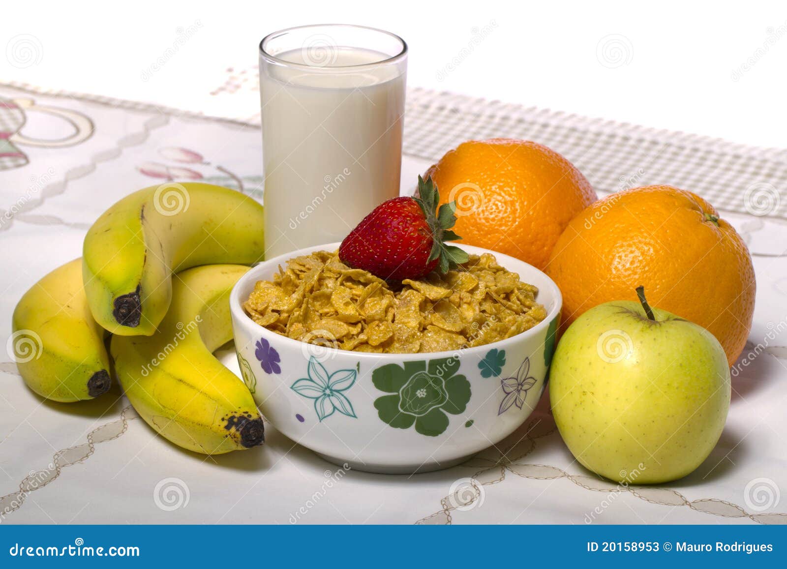 Tigela De Cereais Com Fruta E Leite Imagem de Stock - Imagem de gostoso,  lanche: 20158953, image size:1600x1157
