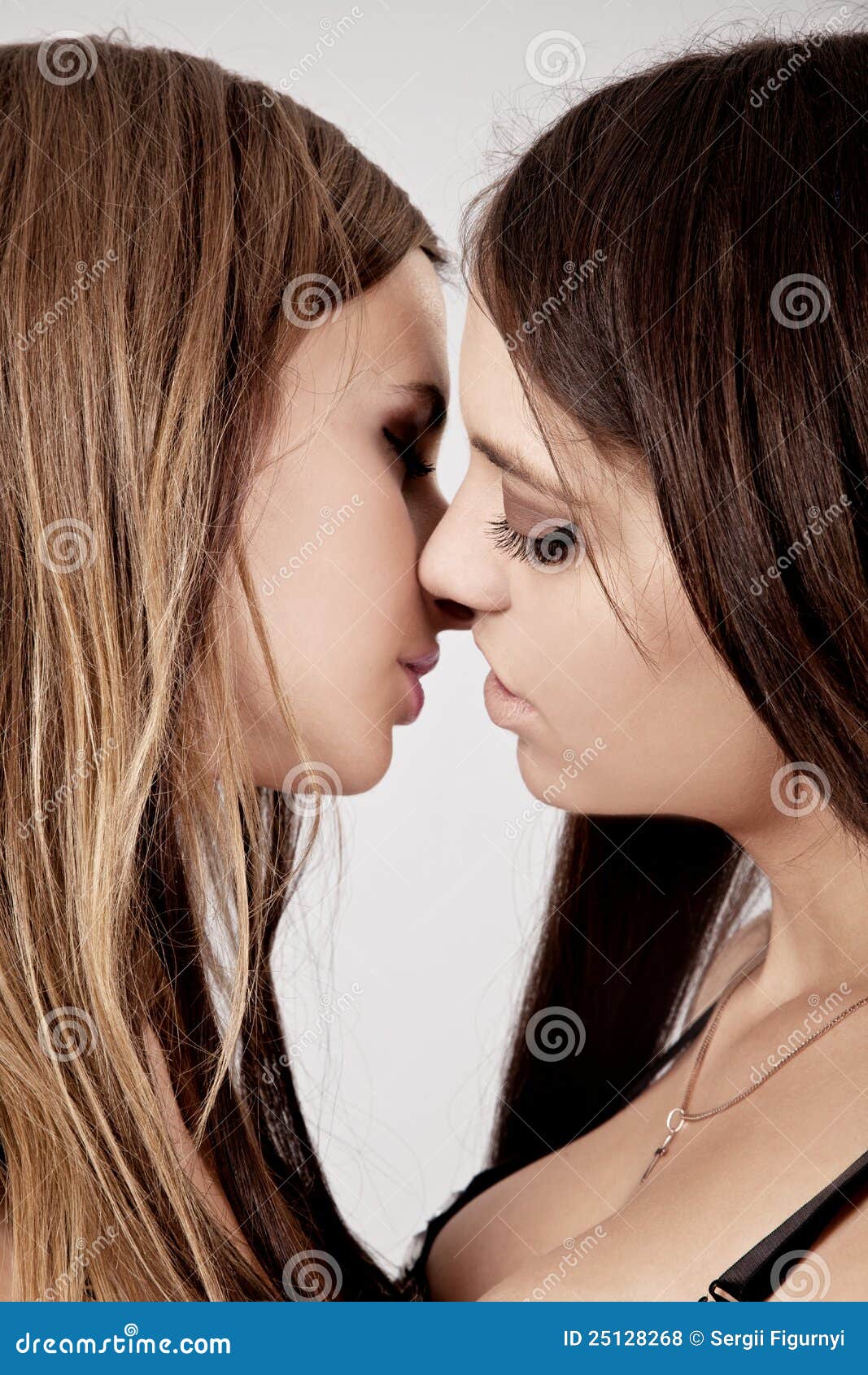 Baciare Attraente Delle Due Giovane Lesbiche Fotografia