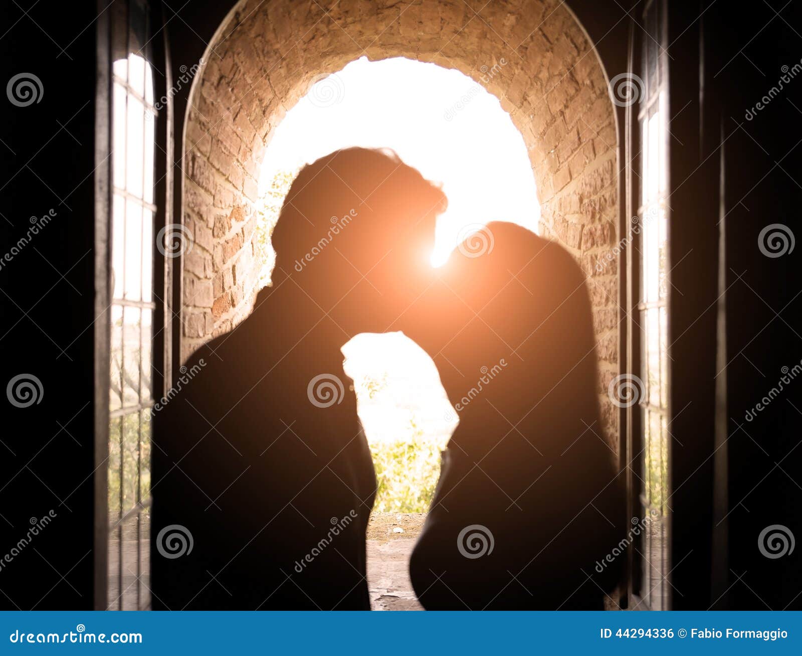 Bacio Romantico Al Tramonto Fotografia Stock - Immagine di mazzo