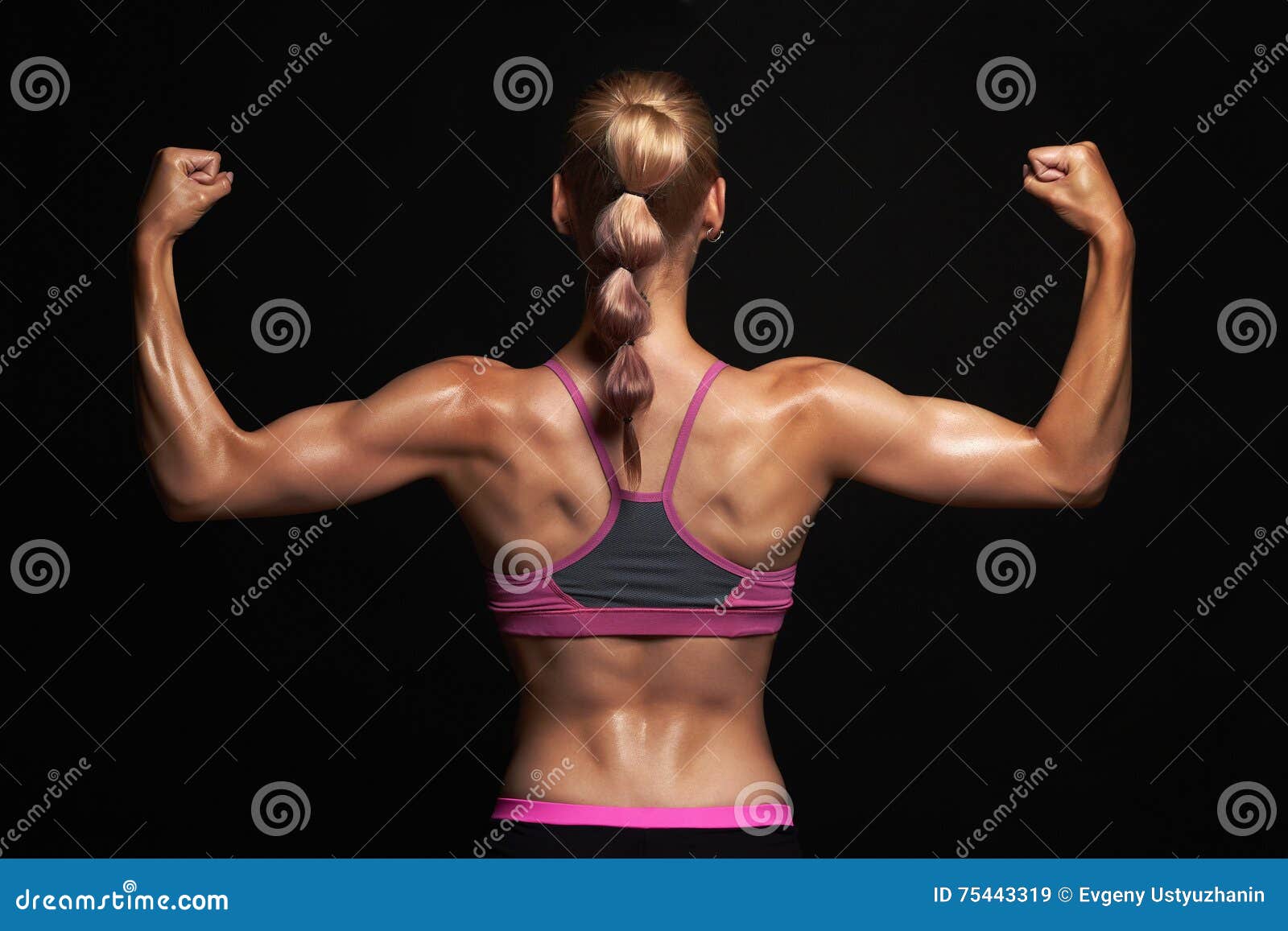 Muscular woman in gym showing back muscles. - Stock Photo [88157617] -  PIXTA