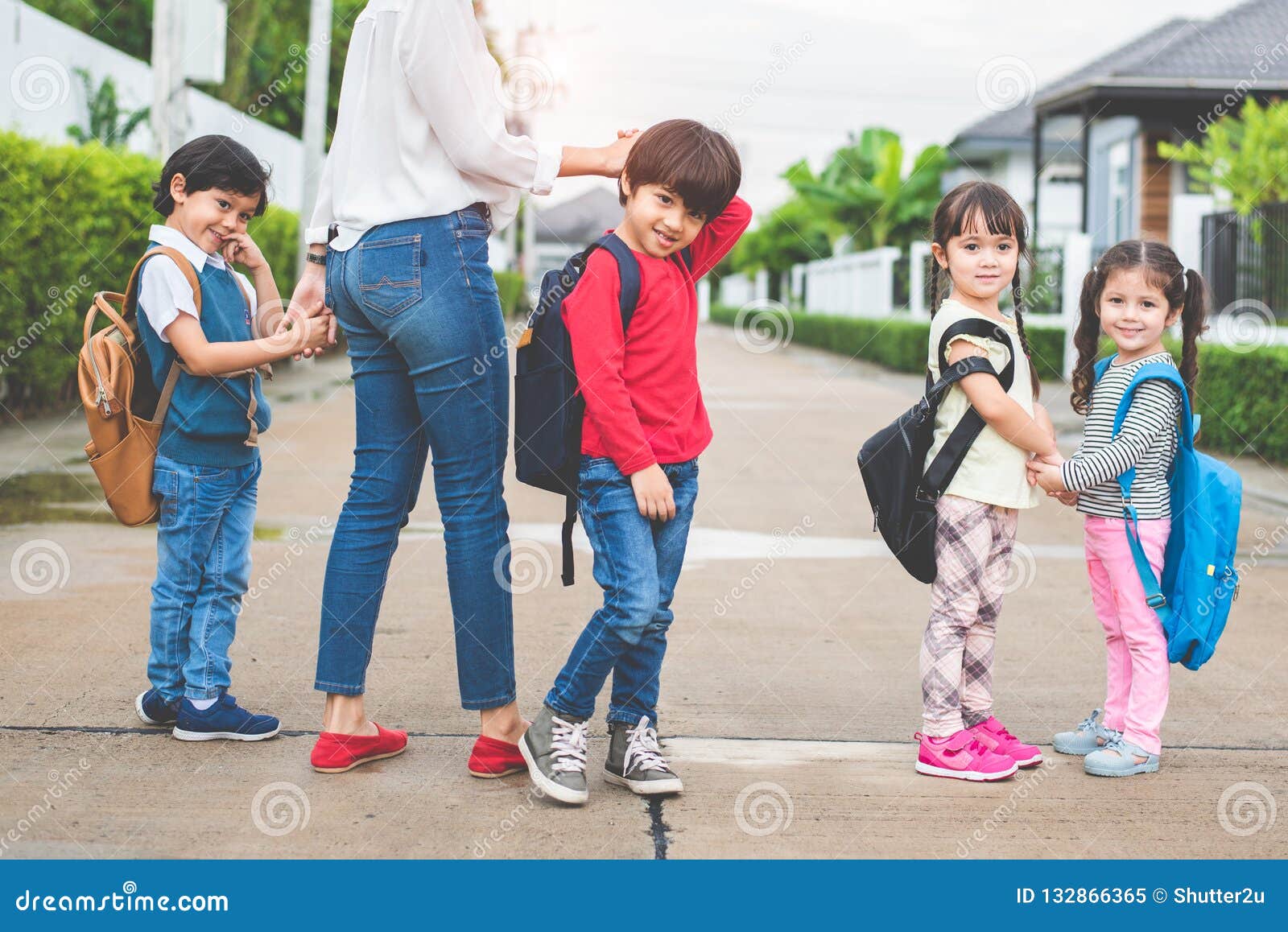 https://thumbs.dreamstime.com/z/back-to-school-students-mother-group-going-together-pare-parent-send-little-boy-girl-first-class-semester-term-132866365.jpg
