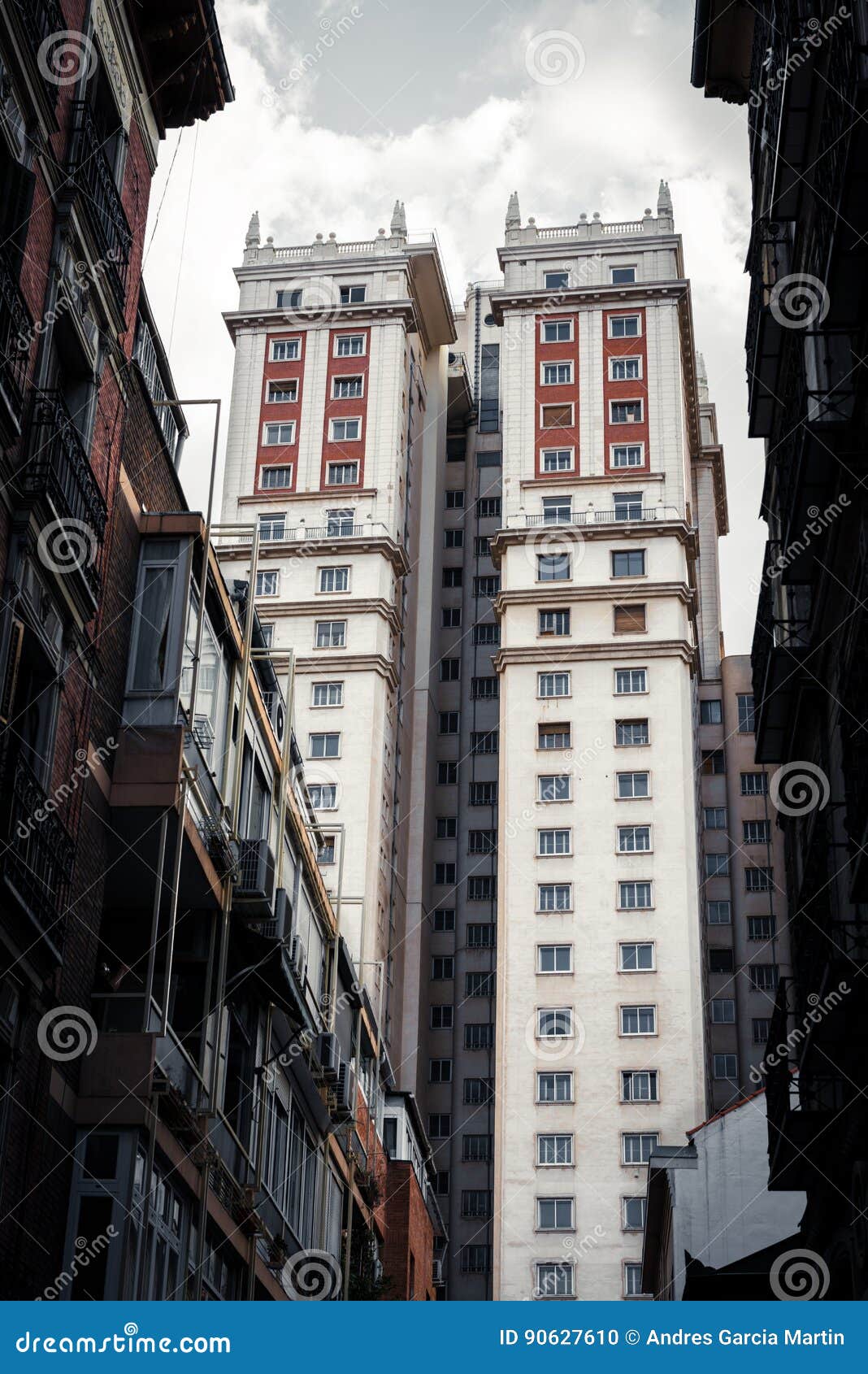 edificio espaÃÂ±a art deco skyscraper in plaza de espaÃÂ±a