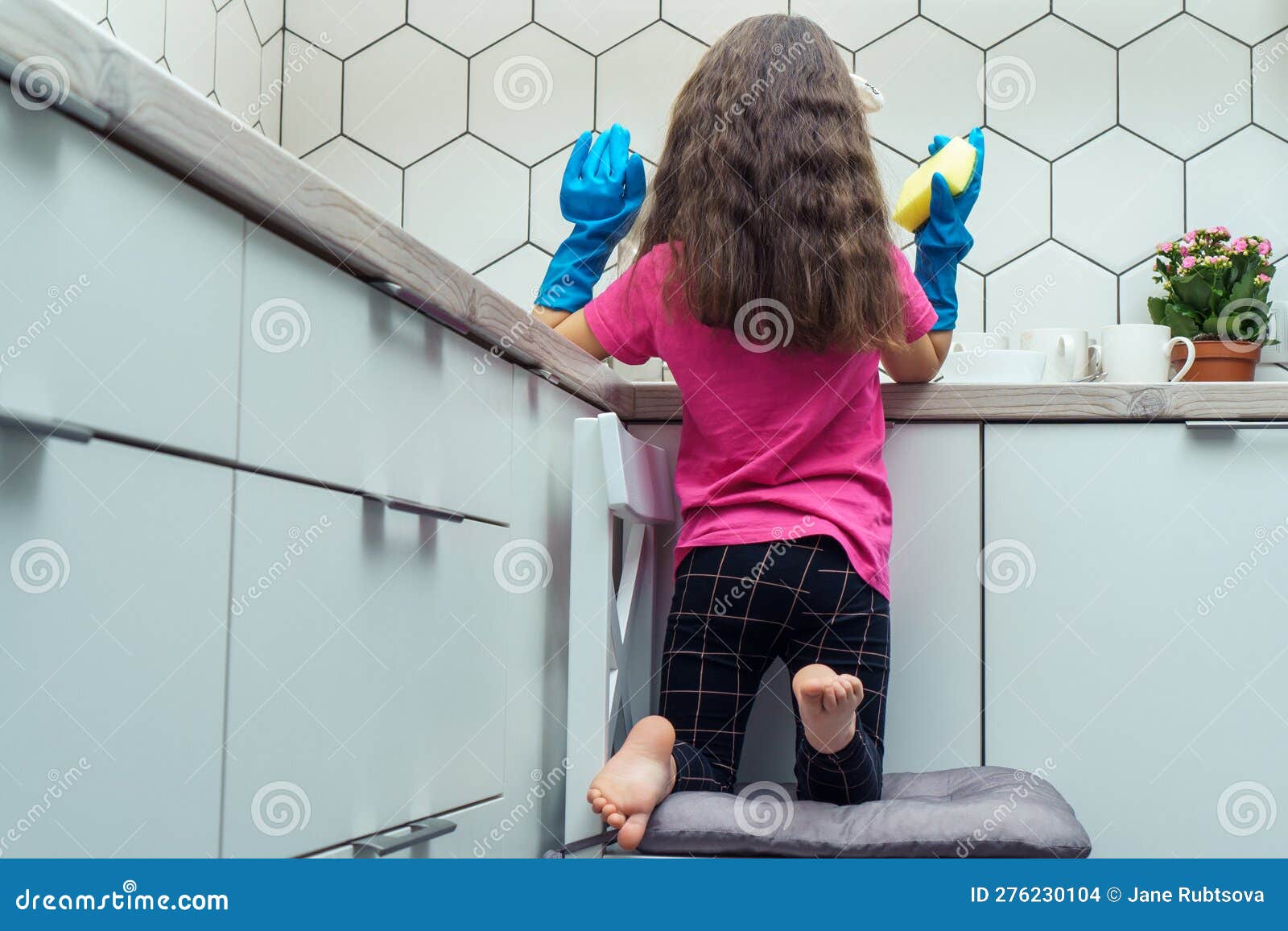 https://thumbs.dreamstime.com/z/back-view-little-girl-long-dark-hair-wearing-pink-t-shirt-black-leggings-big-blue-gloves-sitting-stool-near-sink-276230104.jpg