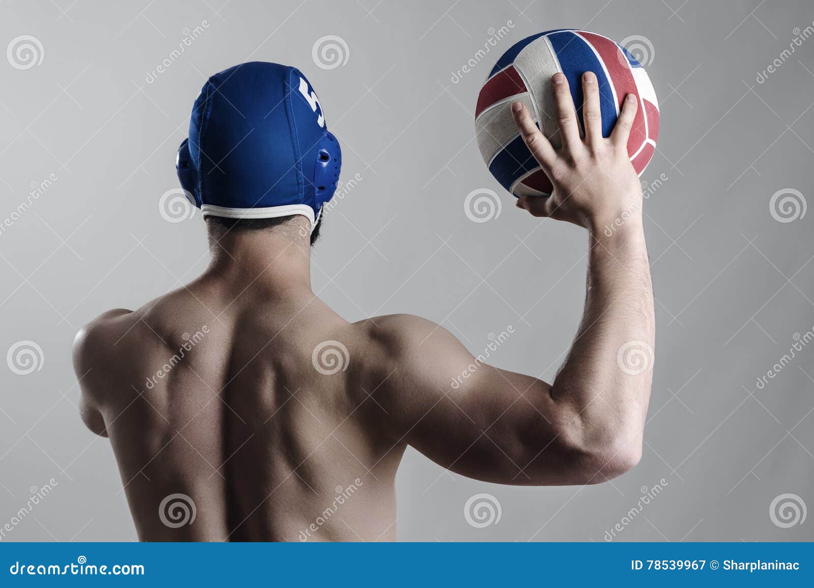 Waterpolo Jogo Nadador Jogador Irreconhecível Atrás Da Foto Traseira Com  Bola Na Mão Jogar Ação Closeup. Foto Royalty Free, Gravuras, Imagens e  Banco de fotografias. Image 189328489