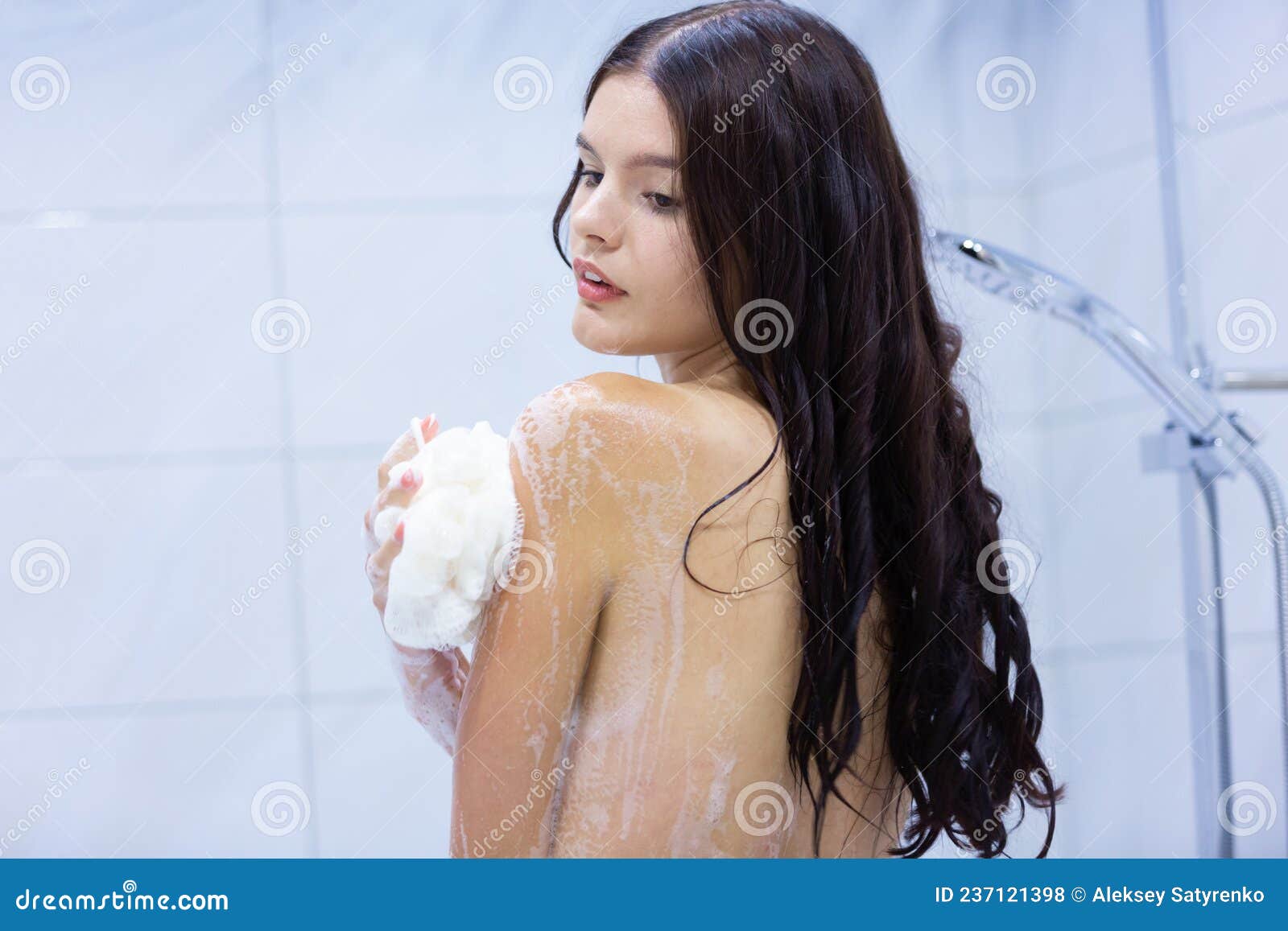 Fictief Rusteloos Aan boord Back View of a Naked Young Brunette Girl Taking a Morning Shower, Using Douche Shower Gel and Sponge Stock Photo - Image of drop, freshness: 237121398 Fictief Rusteloos Aan boord Back View of a Naked Young Brunette Girl Taking a Morning Shower, Using Douche Shower Gel and Sponge Stock Photo - Image of drop, freshness: 237121398