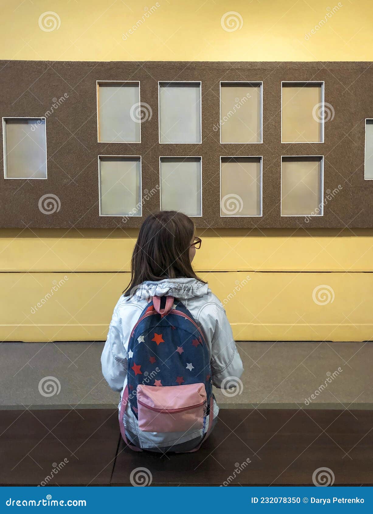 https://thumbs.dreamstime.com/z/back-view-teen-school-girl-backpack-sitting-bench-museum-visiting-exhibition-schoolgirl-art-gallery-looking-232078350.jpg