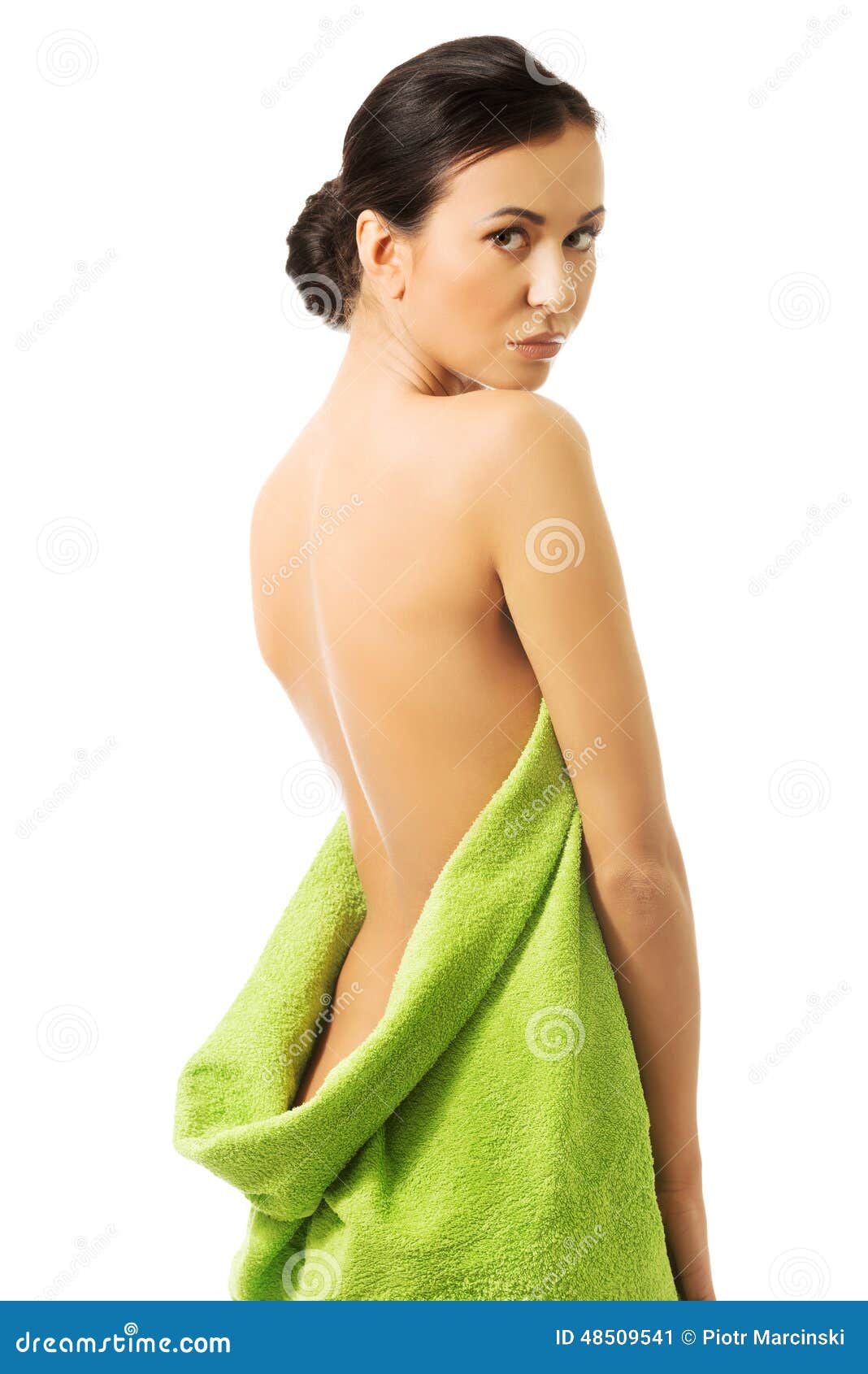 Обернутая полотенцем. Девушка завернутая в полотенце. Девушка в полотенце топлес. Азиатская девушка в полотенце. Девушка брюнетка завернутая в полотенце.