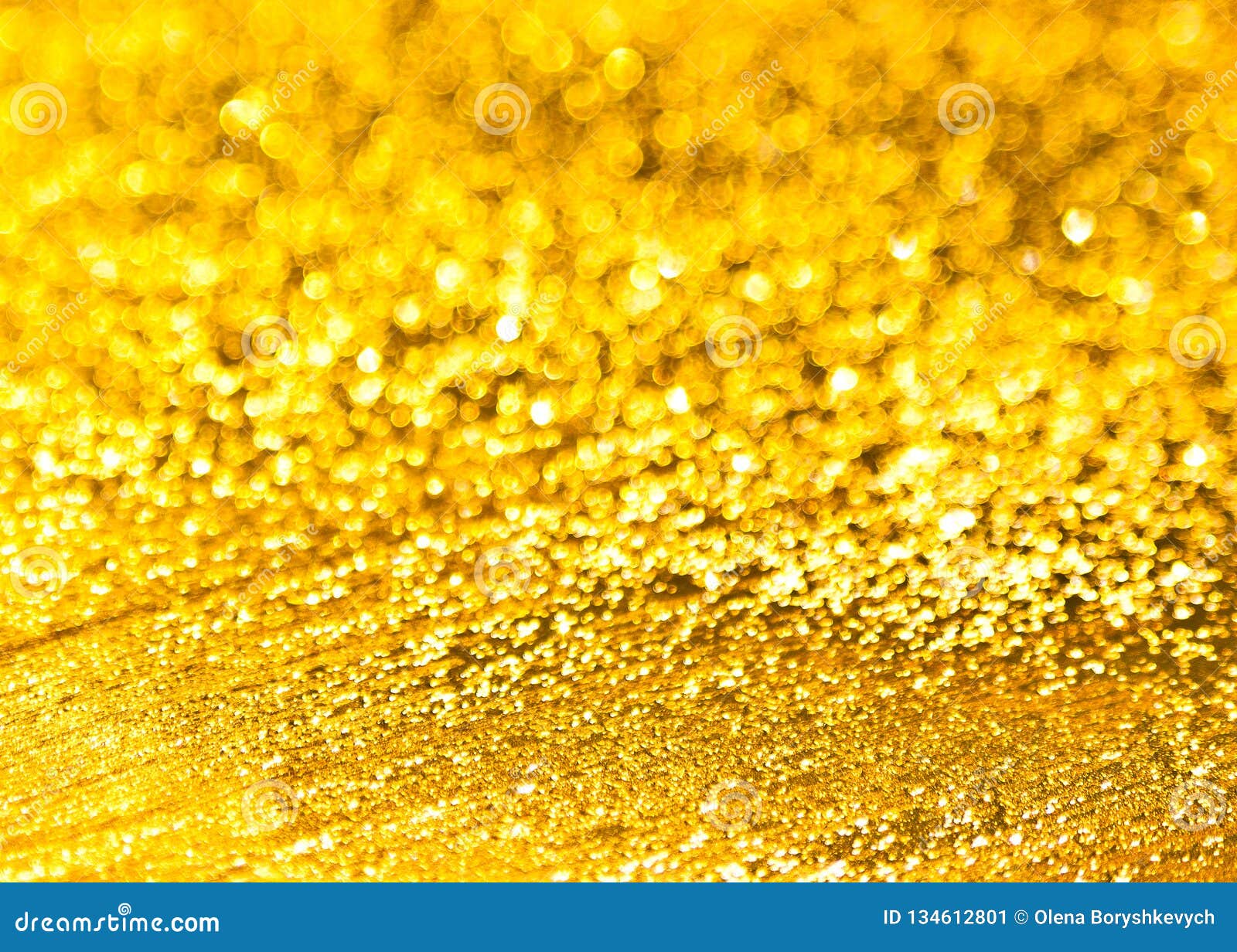 Những tia ánh kim lấp lánh trên nền vàng sáng tỏa ra một vẻ đẹp rực rỡ và sang trọng. Hãy chiêm ngưỡng hình ảnh này để cảm nhận sự chuyển động và độc đáo của nền vàng sáng ánh kim.