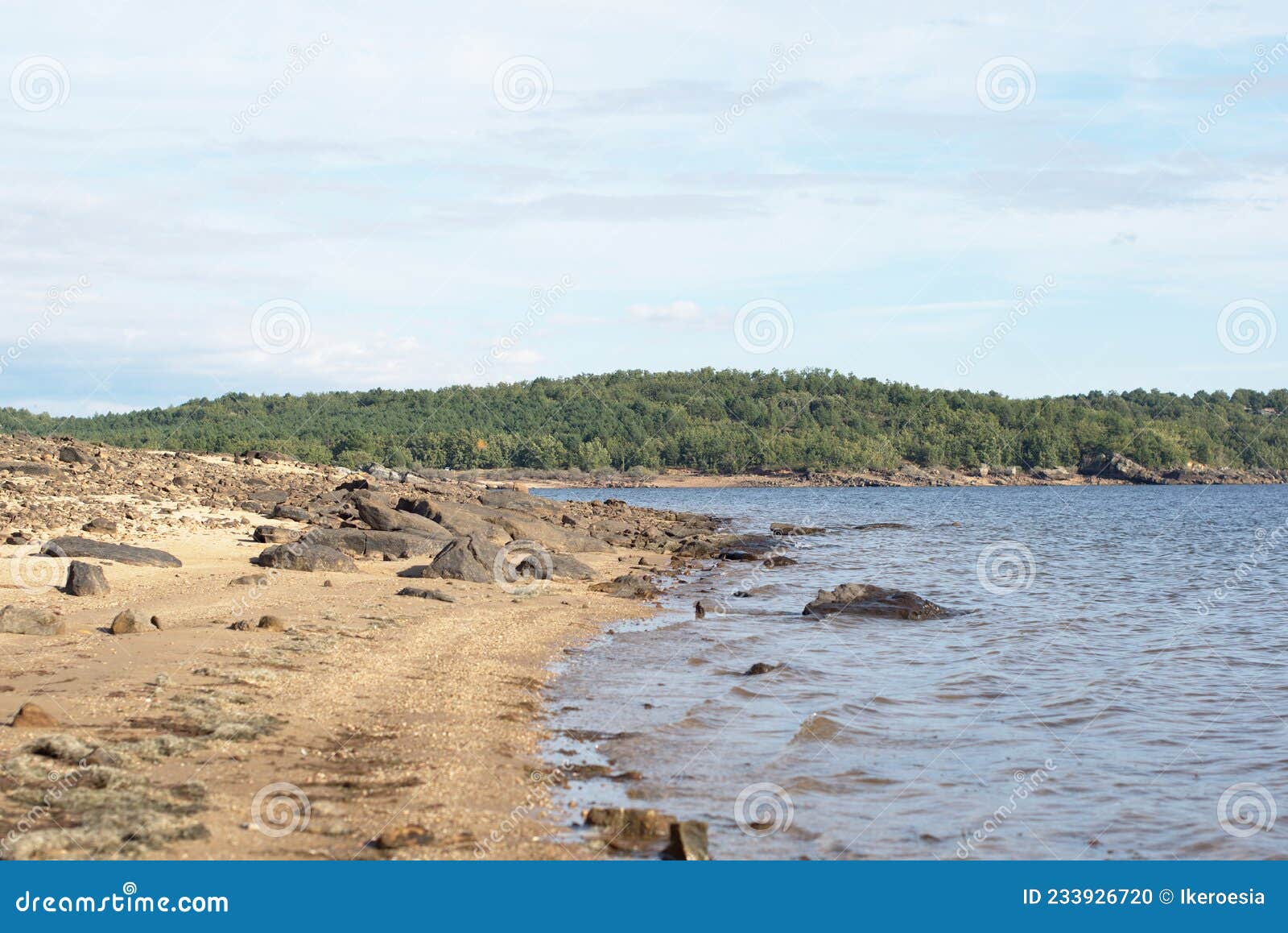 cuerda del pozo reservoir, shore full of rocks and water.