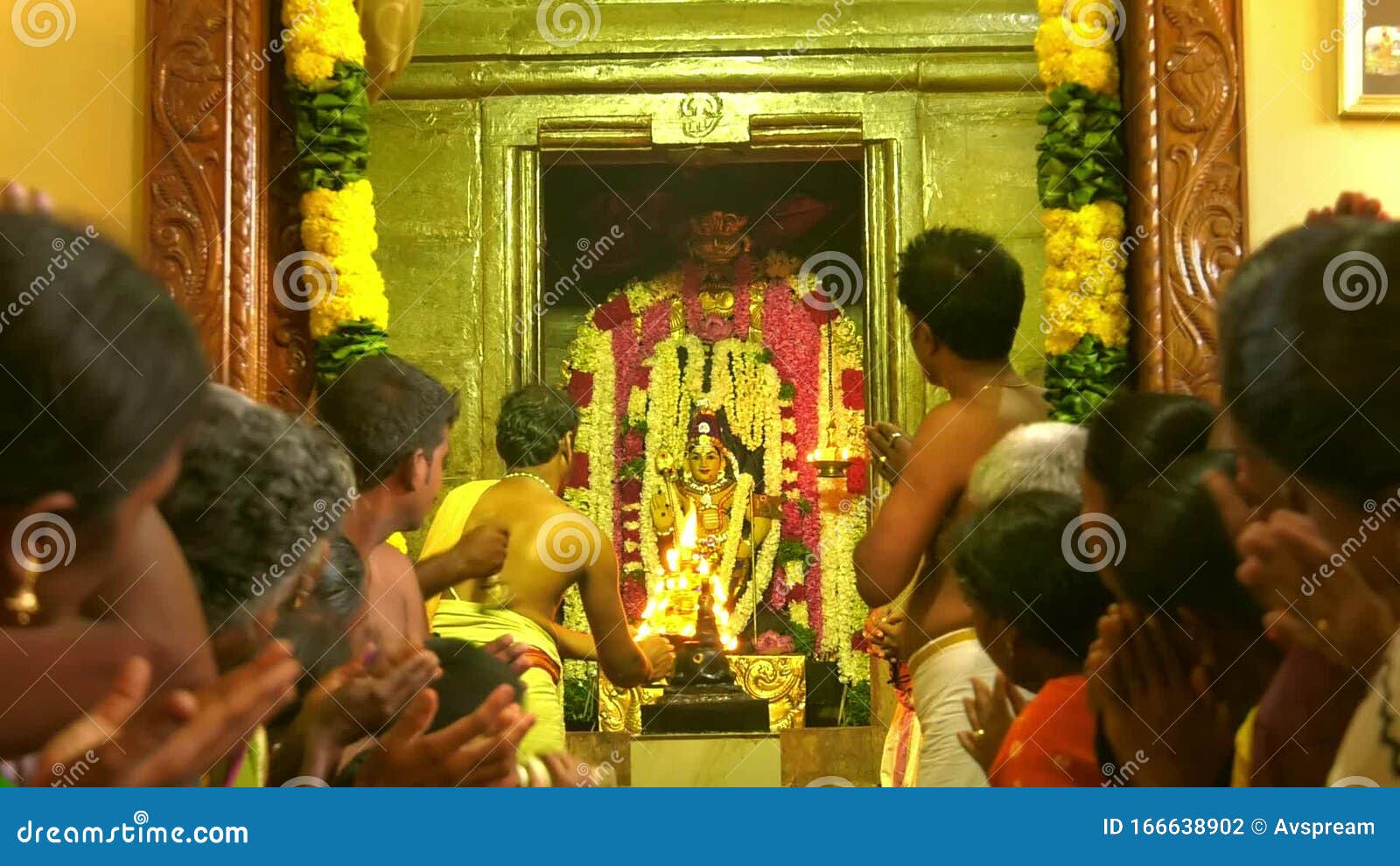 hinduism people praying