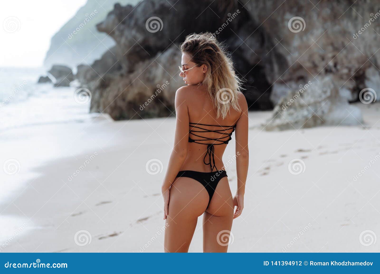 ulæselig Utrolig Kantine Backside View of Girl with Booty in Black Bikini Resting on Deserted Beach  Stock Photo - Image of beachwear, beautiful: 141394912