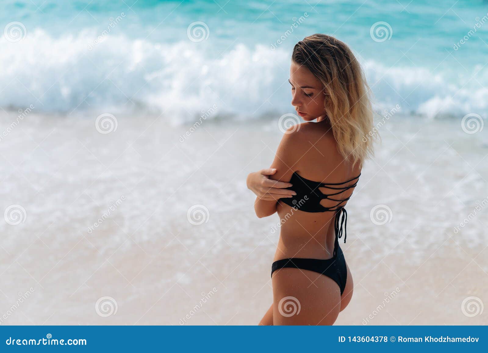 Backside View of Tanned Girl with in Black Bikini Walking on Beach Stock  Photo - Image of slim, summer: 143604378