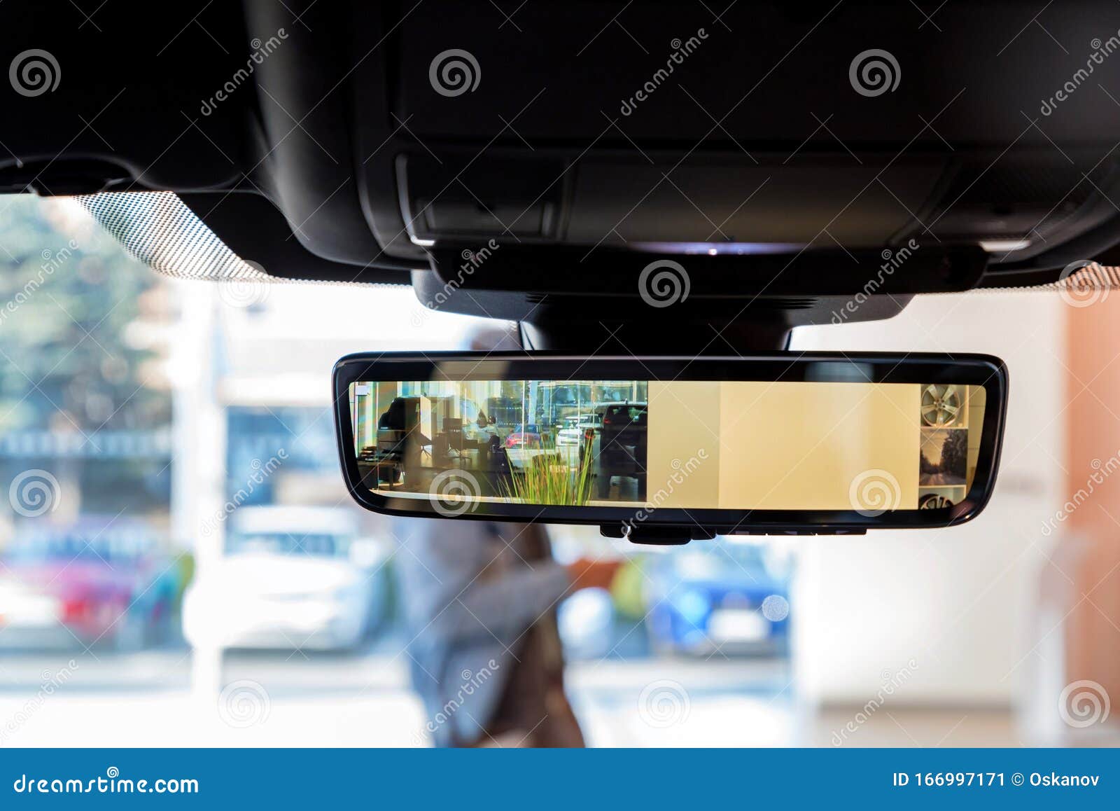 Backspeglar I Modern Bil Med Kamera Och Bildskärm Fotografering för  Bildbyråer - Bild av medel, dyrt: 166997171