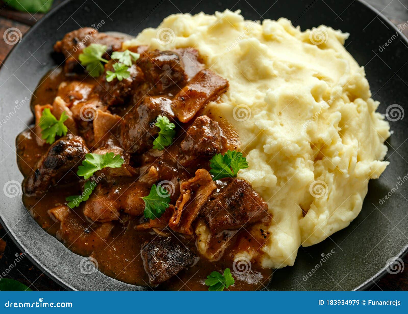 Bacon De Fígado Frito Em Molho De Cebola Com Mosto De Batata Imagem de  Stock - Imagem de alimento, jantar: 183934975