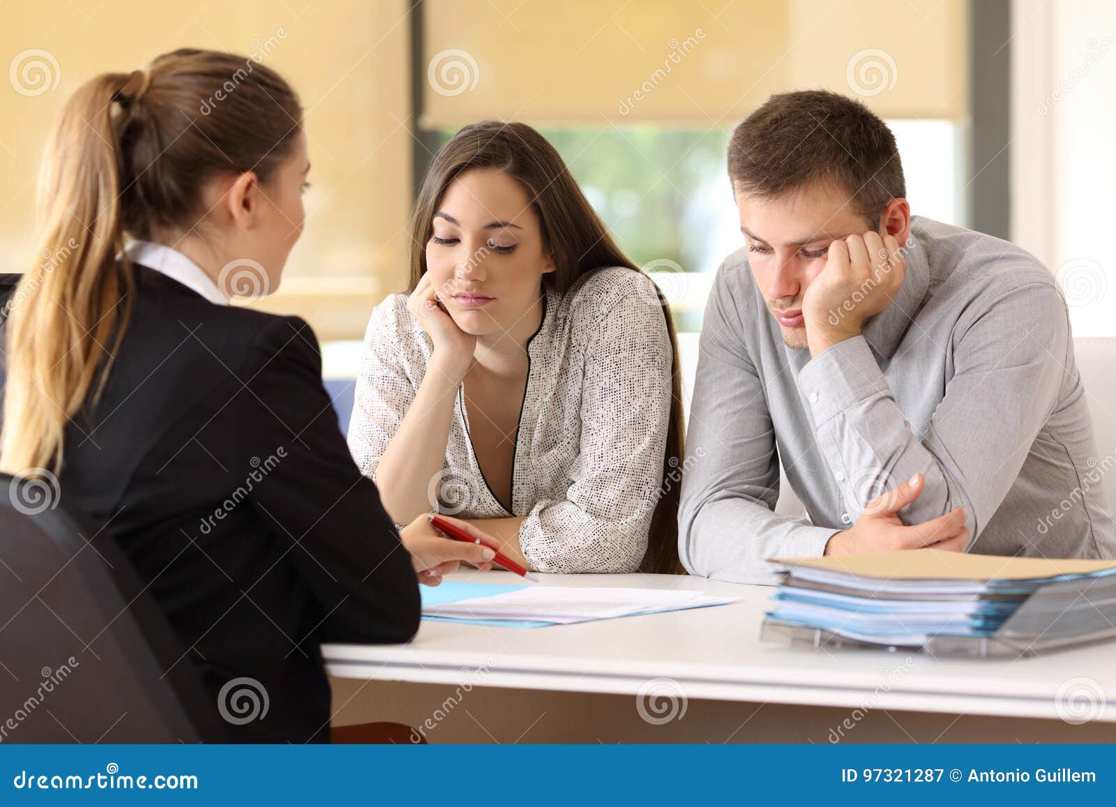 bad saleswoman with unconvinced customers