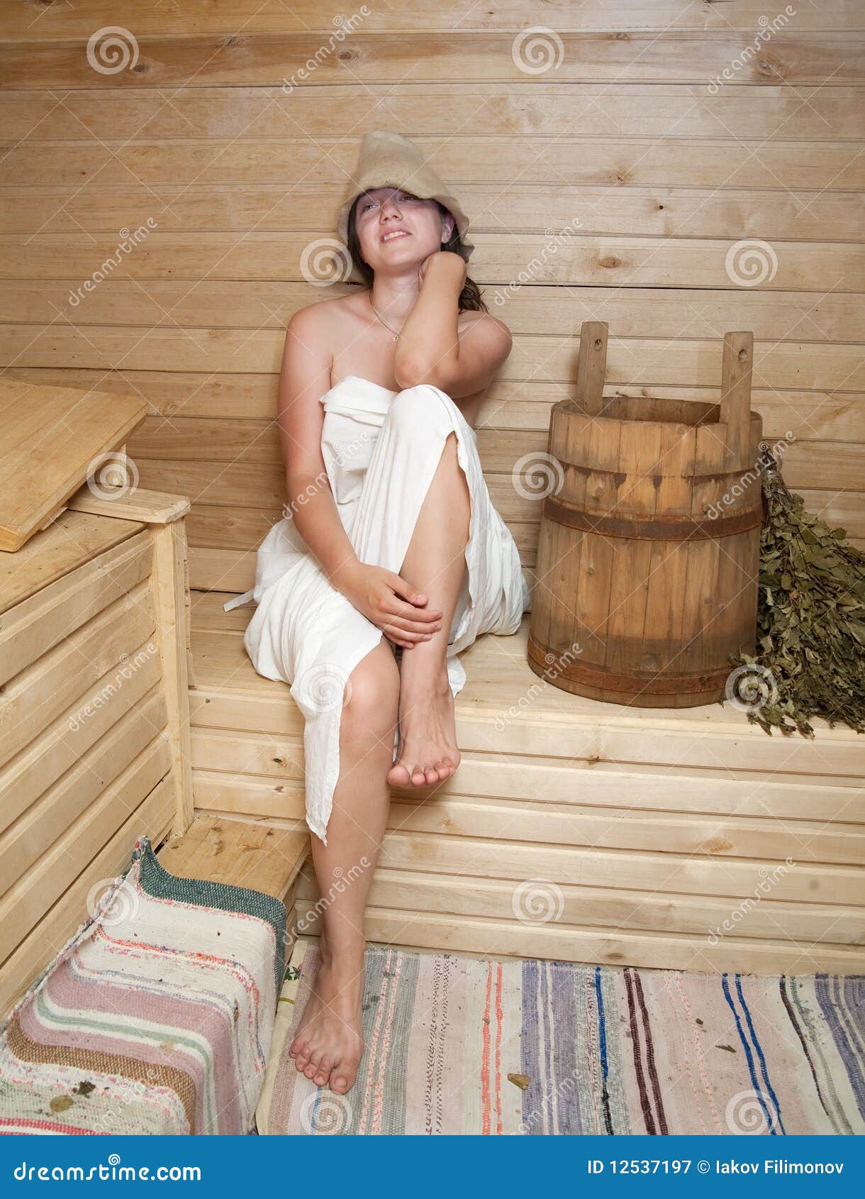Русские женщины деревенской бане. Красивые девушки в бане. Женщины в деревенской бане. Деревенские девушки в бане.