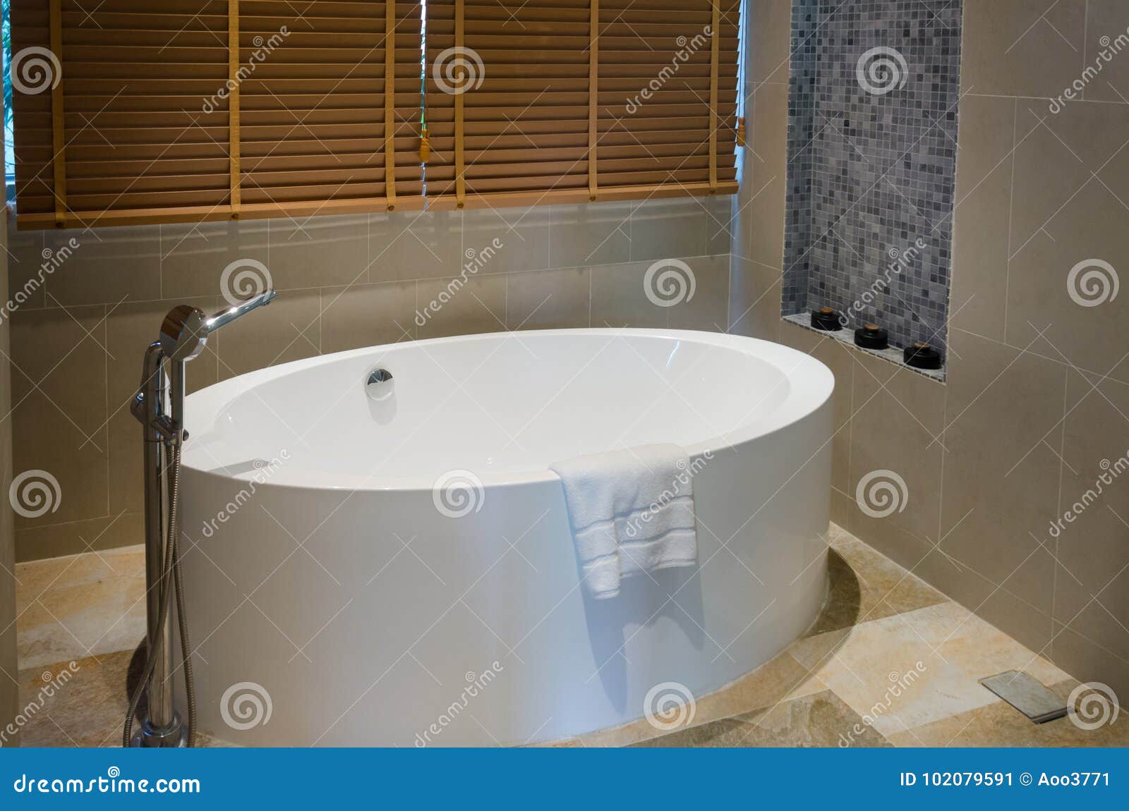 Badewanne im Badezimmer stockbild. Bild von badezimmer - 102079591