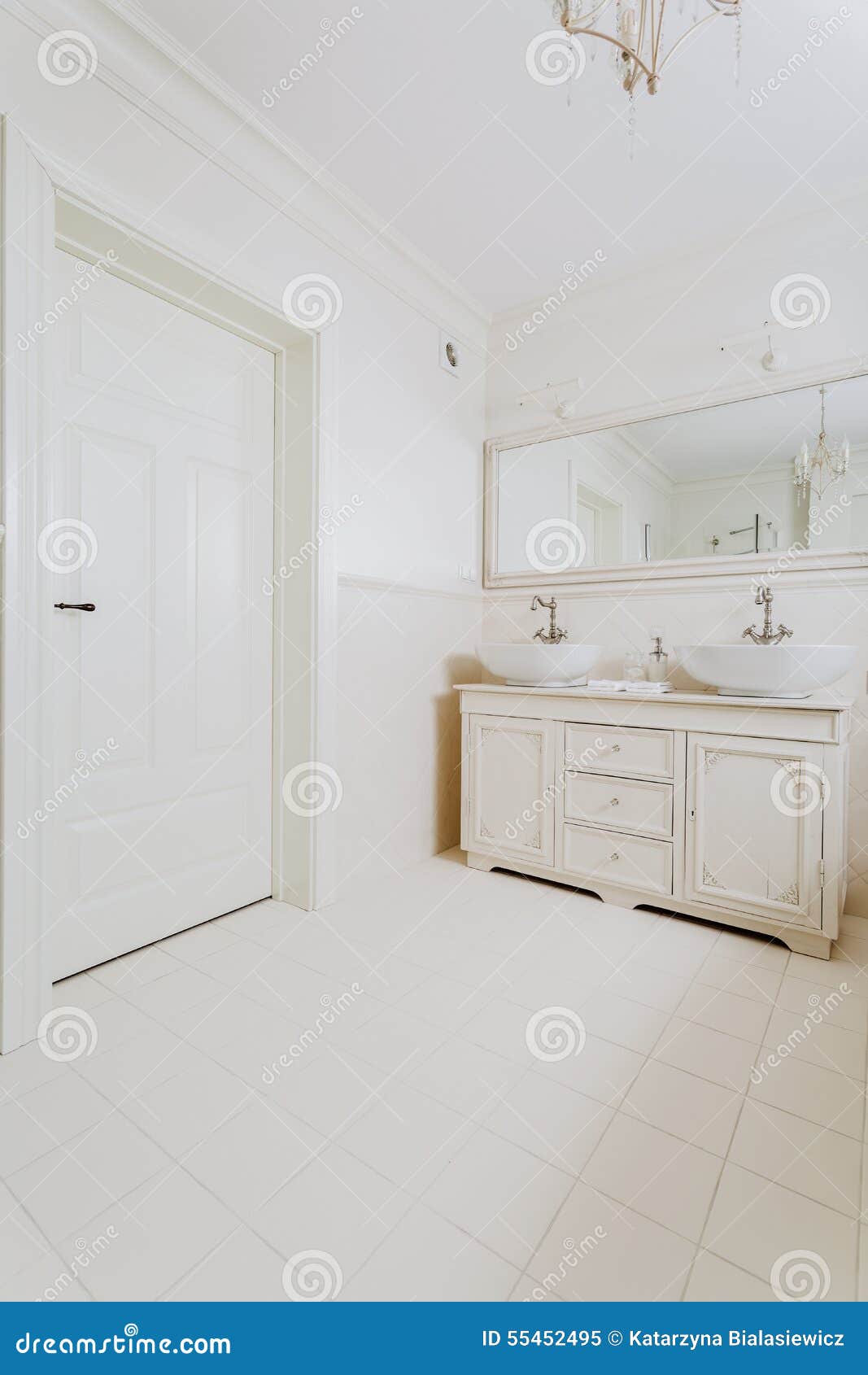 Badezimmer im Retrostil stockbild. Bild von wohnsitz - 55452495