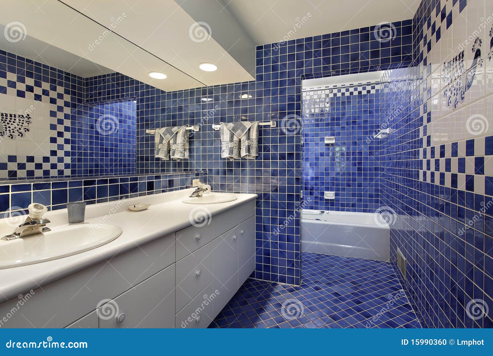 Badezimmer Mit Blauer Fliese Stockfoto - Bild von innen, dusche: 15990360