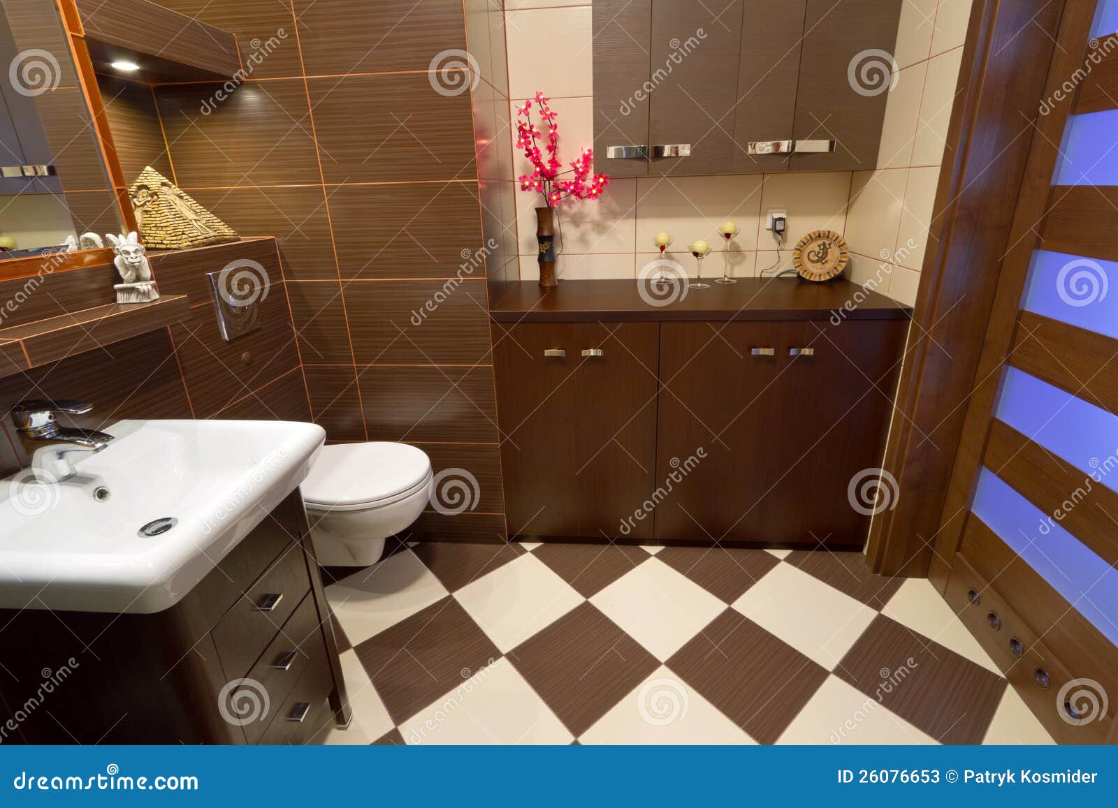 Modernes badezimmer mit den beige und braunen fliesen stockbild ... Küche weiß arbeitsplatte holz