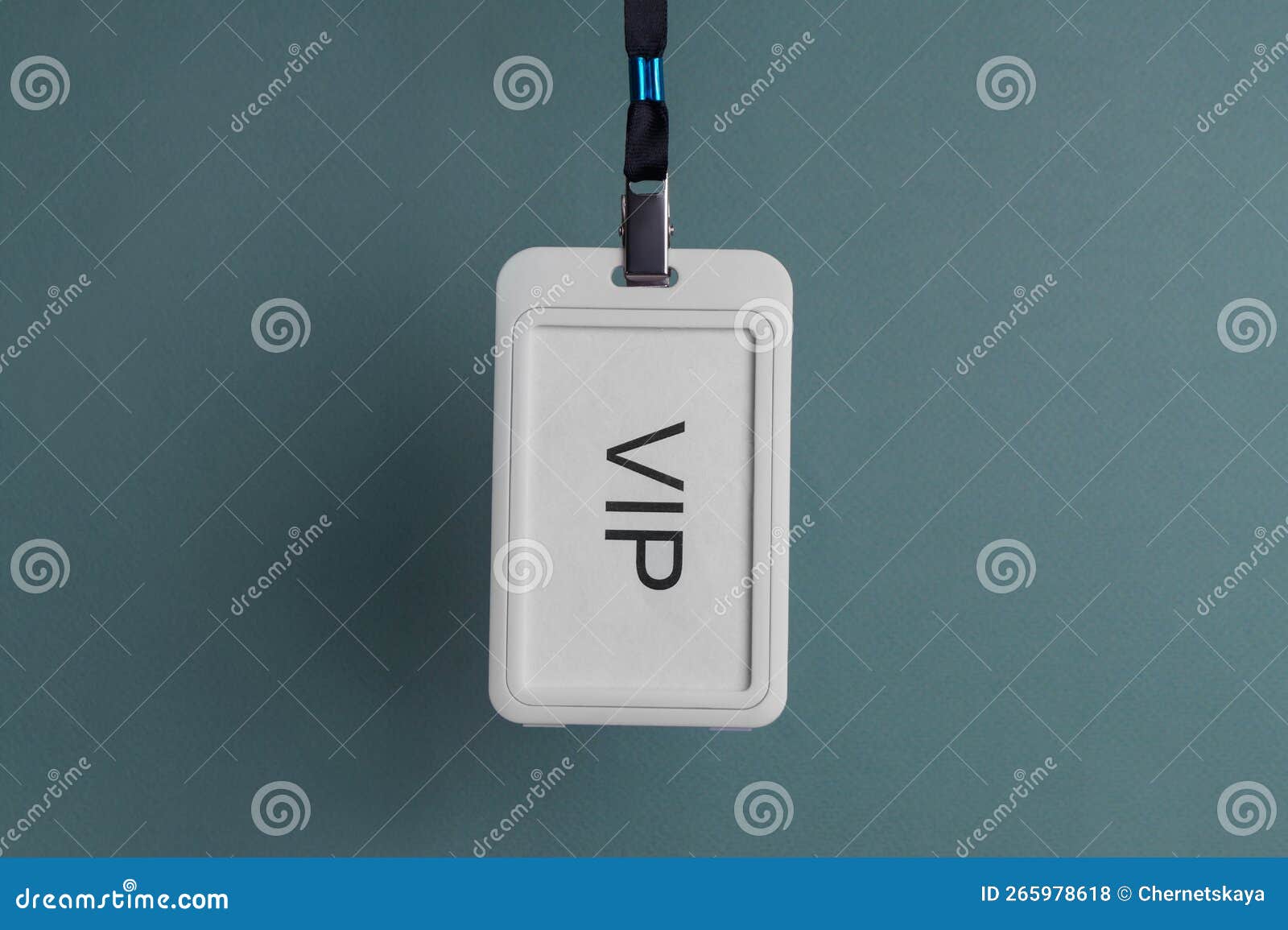 Badge Vip En Plastique Blanc Accroché Sur Fond De Couleur Photo stock -  Image du affaires, backstage: 265978618