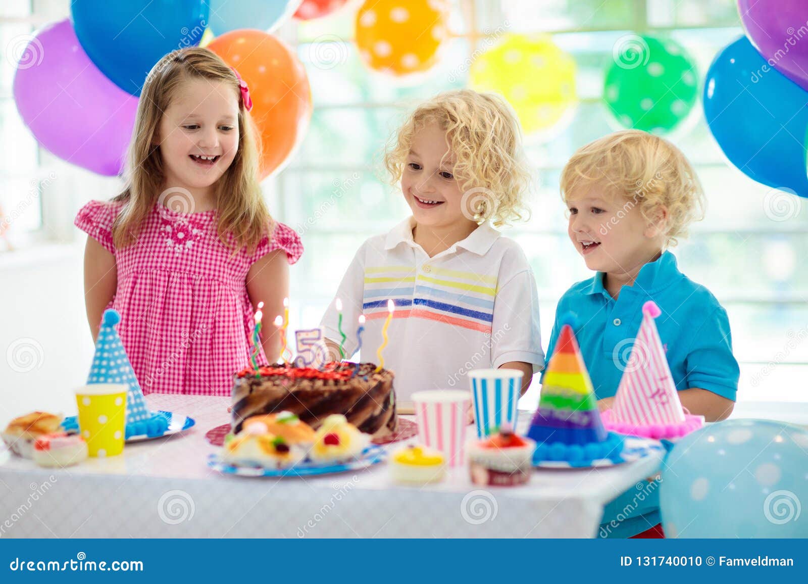 Badine La Fete D Anniversaire Enfant Soufflant Des Bougies Sur Le Gateau Colore Decore A La Maison Des Bannieres De Drapeau D Arc Photo Stock Image Du Amis Dessert Badine La Fete D Anniversaire Enfant Soufflant Des Bougies Sur Le Gateau Colore Decore A La Maison Des Bannieres De Drapeau D Arc Photo Stock Image Du Amis Dessert