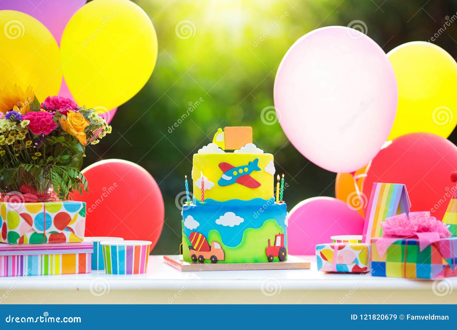 Badine Le Gateau D Anniversaire Avec Des Voitures Party La Decoration Image Stock Image Du Voitures Avec 121820679